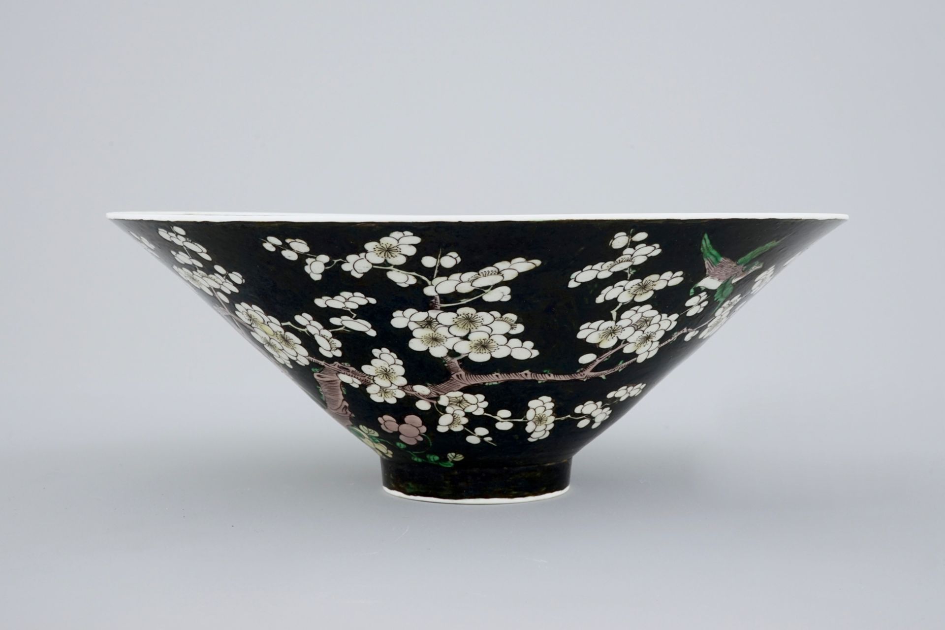 An unusual conical Chinese famille noire bowl, 19th C. - Dia.: 27 cm - H.: 10 cm - - Image 2 of 6