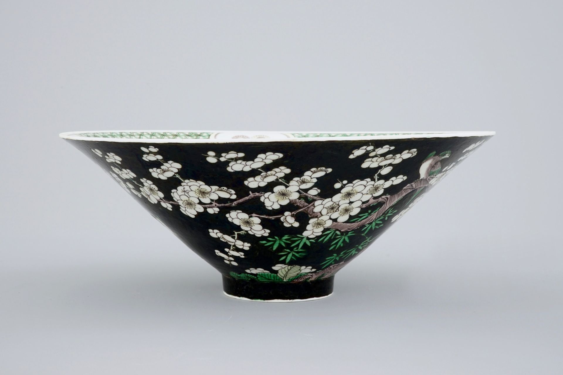 An unusual conical Chinese famille noire bowl, 19th C. - Dia.: 27 cm - H.: 10 cm - - Image 4 of 6