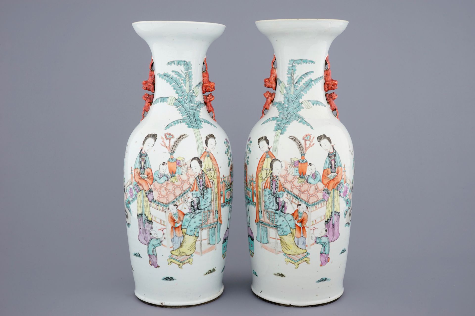 A pair of Chinese qianjiangcai vases signed Xiao Yun, 19/20th C. - H.: 61,5 cm - [...]