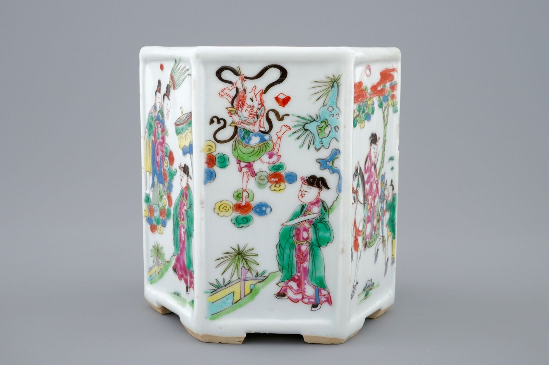 A Chinese hexagonal famille rose brush pot, Yongzheng, 1723-1735 - Dim.: 13,8 x 13,3 [...] - Image 7 of 9