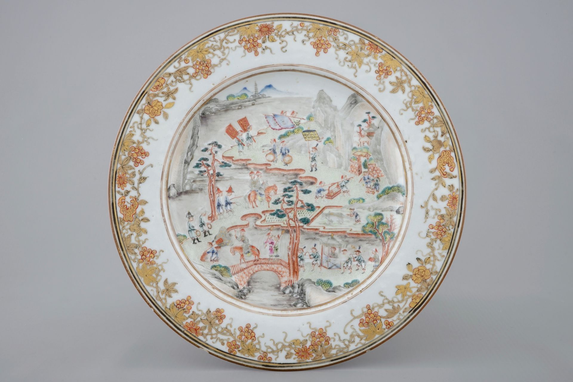 A fine Chinese export porcelain "Procession" plate, Qianlong, 18th C. - Dia.: 23,2 cm -