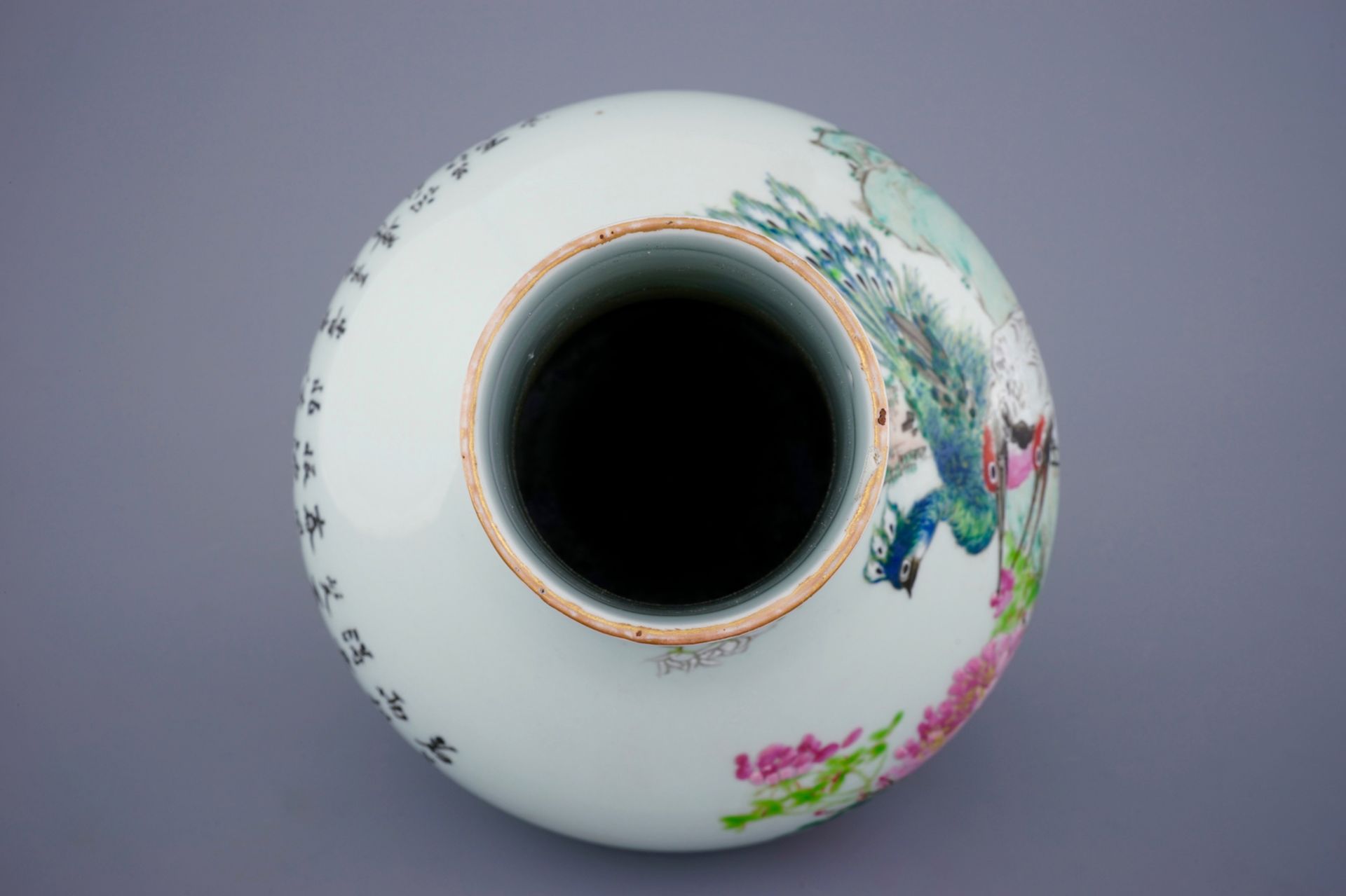 A Chinese qianjiang cai peacock and cranes vase, signed Ma Qing Yun, 19/20th C. - H.: [...] - Image 5 of 6