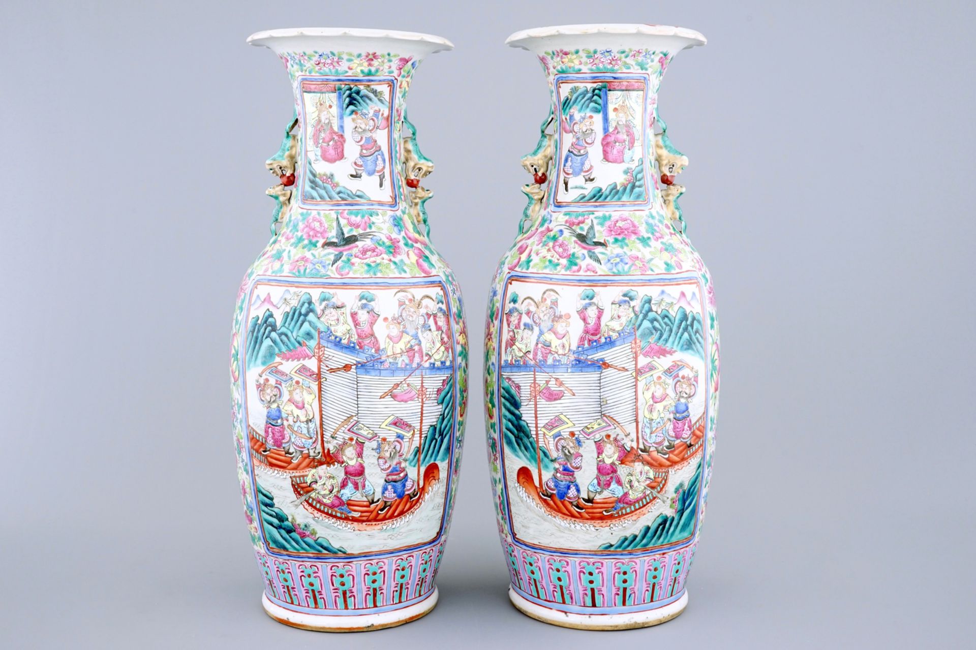 A pair of tall Chinese famille rose vases, 19th C. - H.: 61,5 cm -