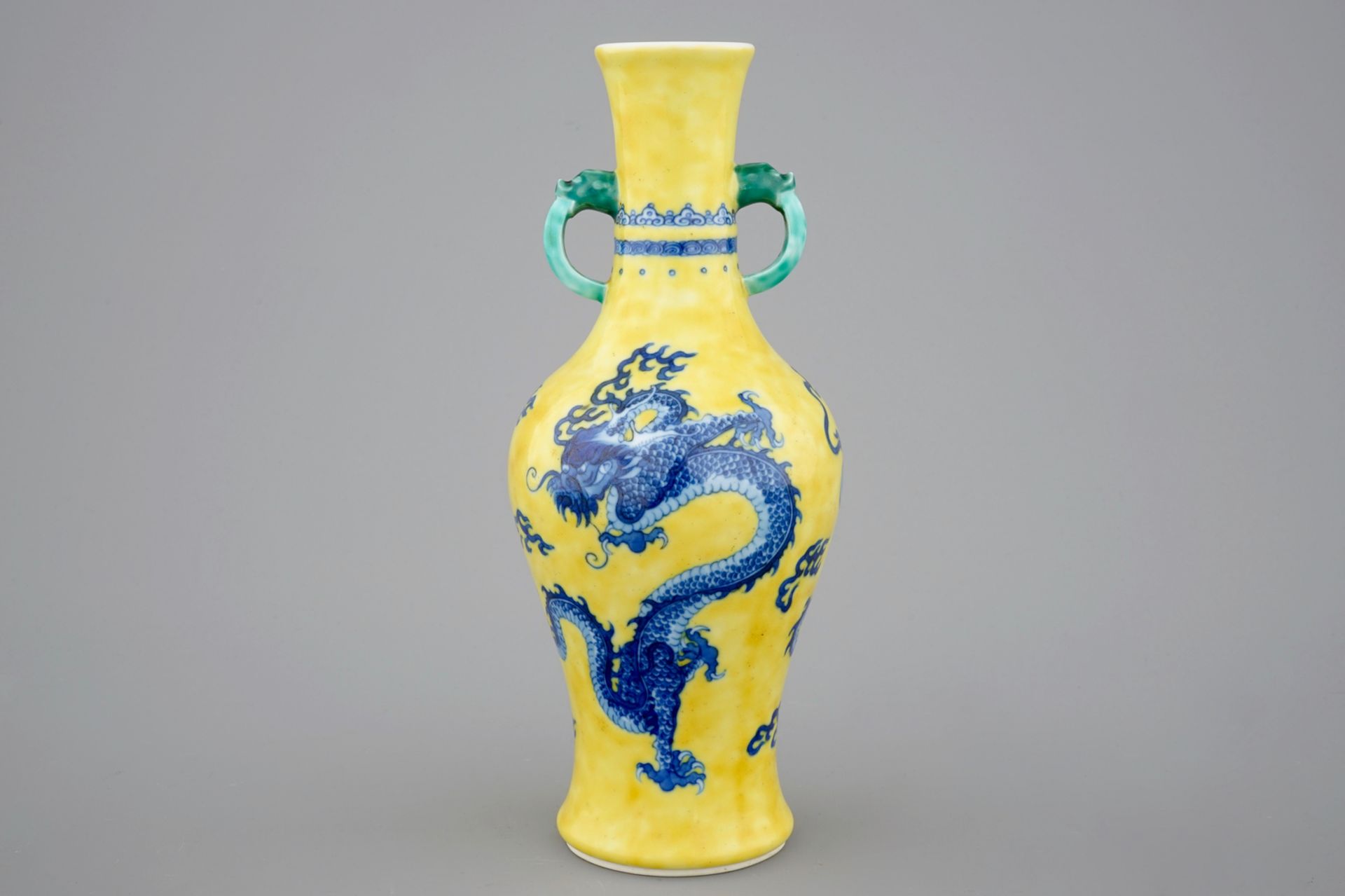 A Chinese porcelain vase with a blue dragon on a yellow ground, 19/20th C. - H.: 26 [...]