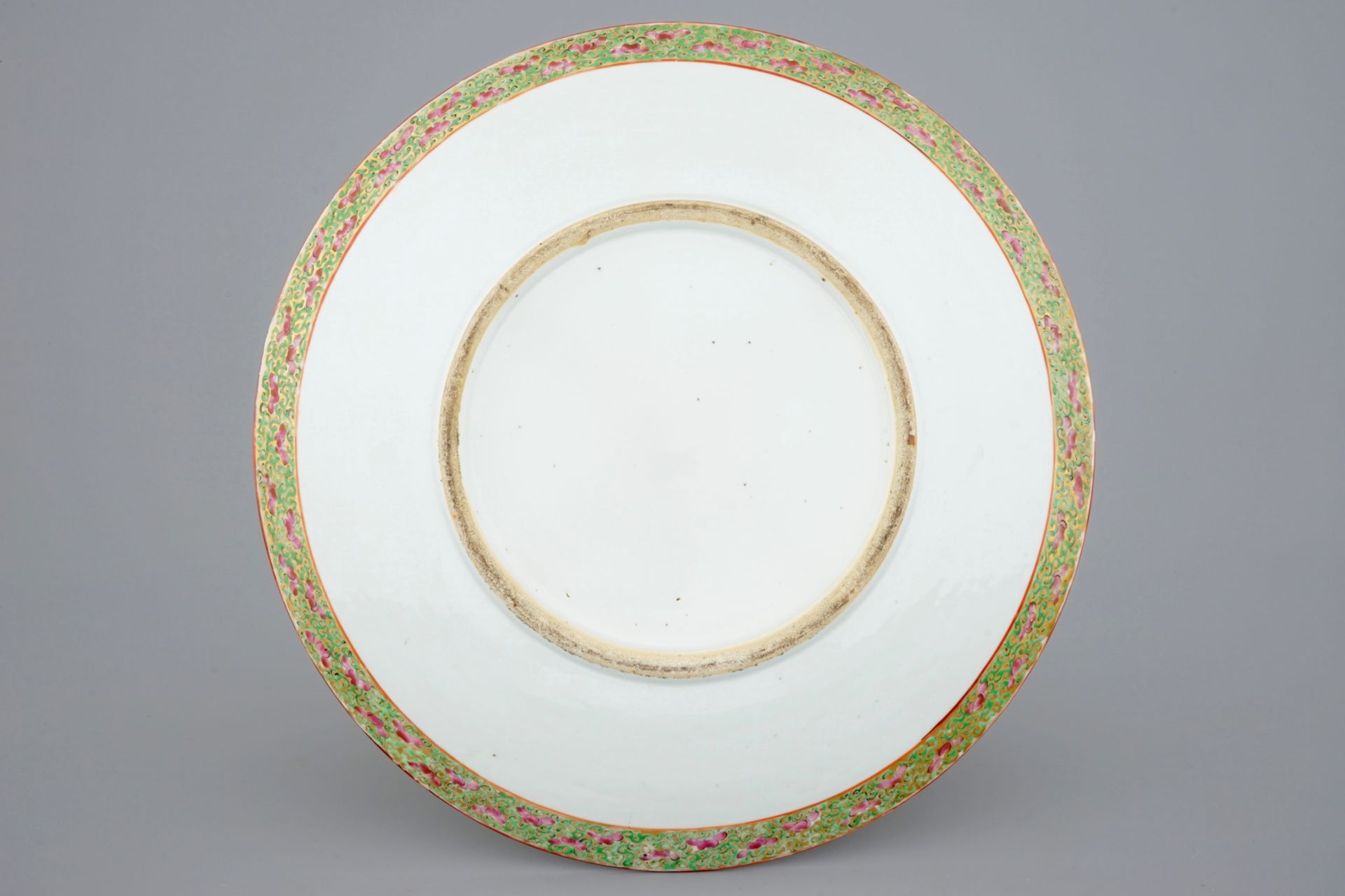 A large Chinese Canton famille rose dish, 19th C. - Dia.: 40,5 cm - H.: 6 cm - - Image 2 of 2