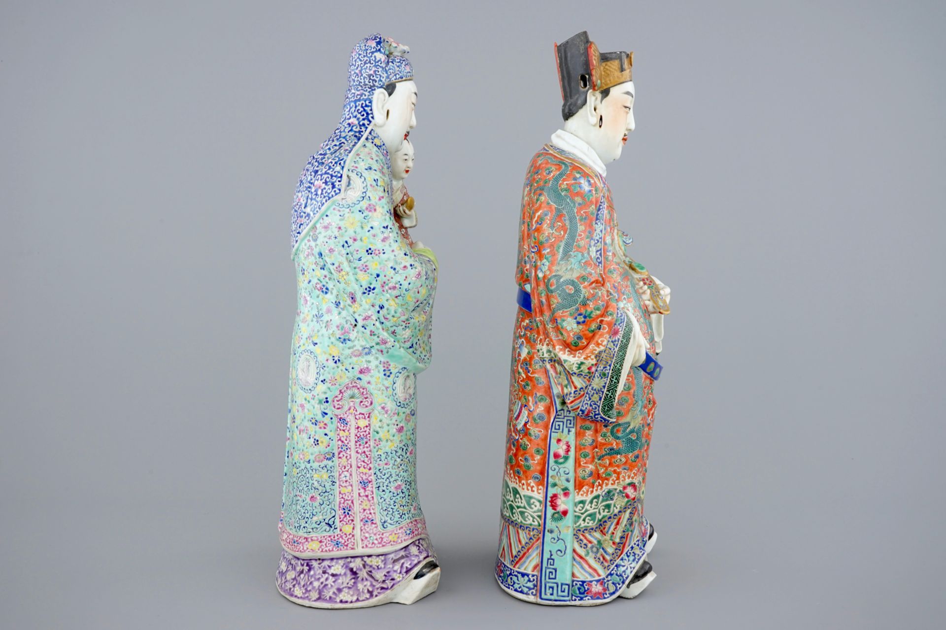 A set of 2 Chinese famille rose figures of immortals, 19th C. - H.: 62 cm - Base: [...] - Image 4 of 6