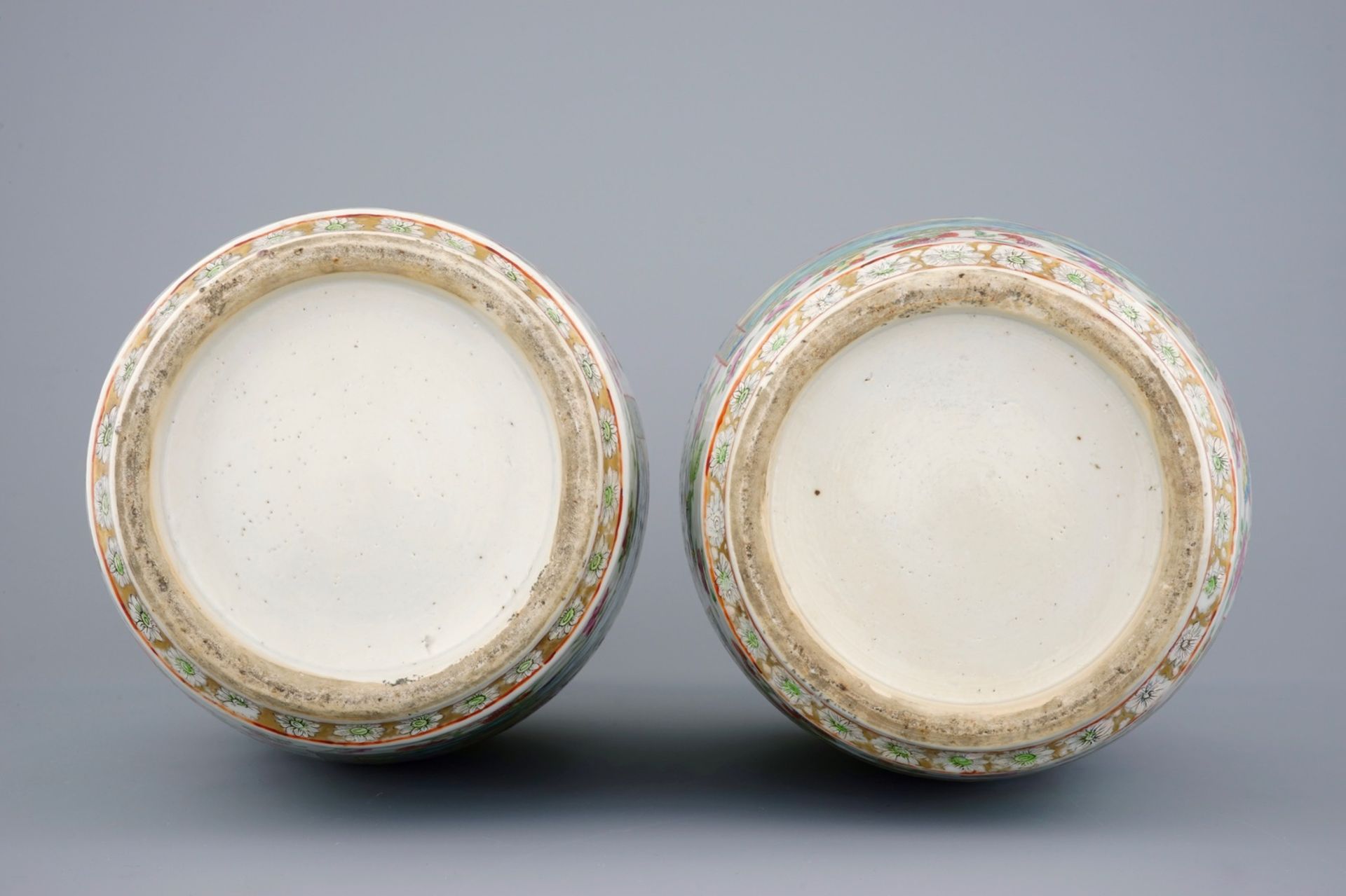 An excellent pair of Chinese Canton famille rose vases with duck handles, 19th C. - [...] - Image 6 of 6