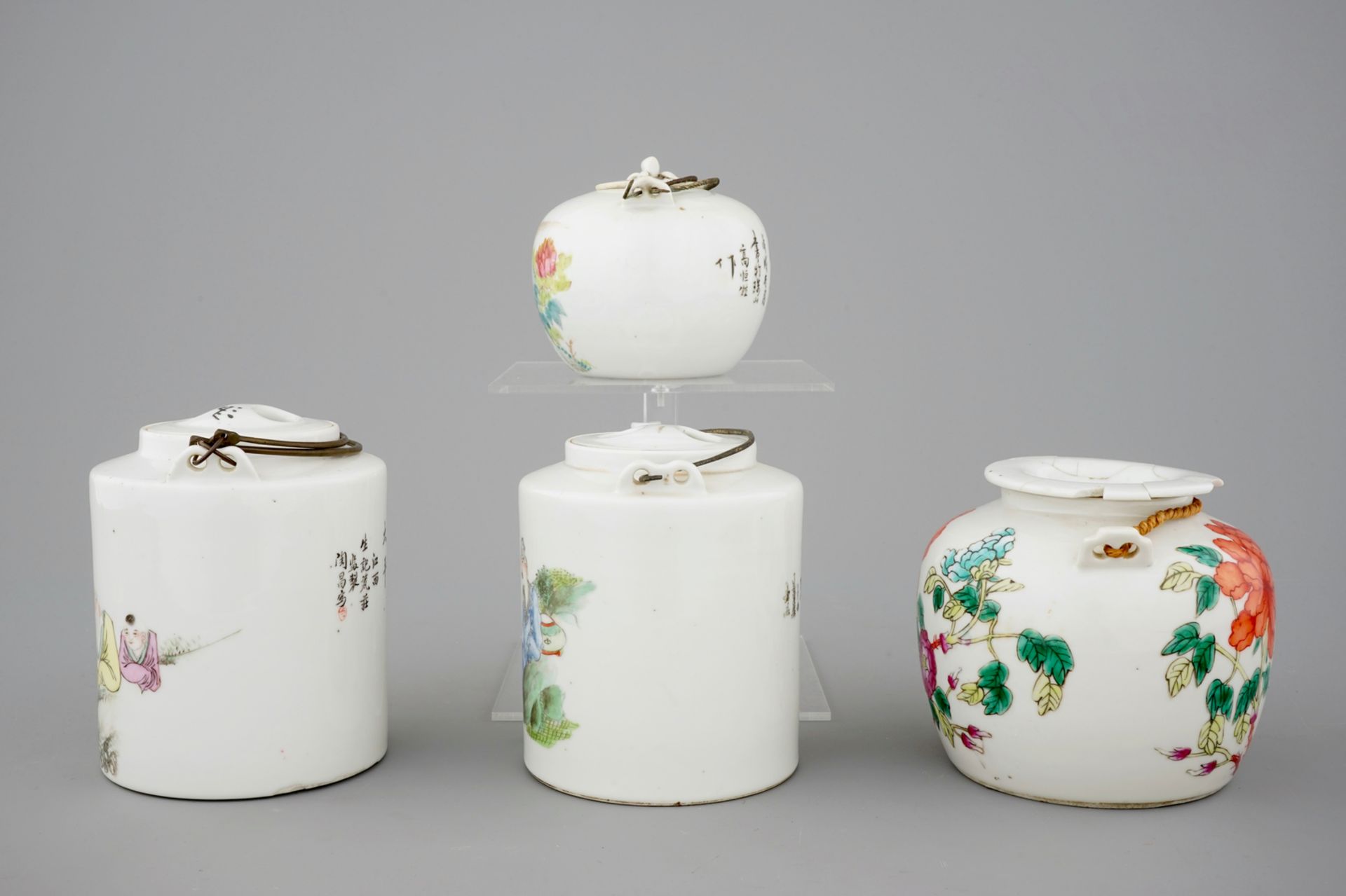 Four Chinese famille rose teapots, 19/20th C - L.: 16,5 cm - H.: 14,5 cm - W.: 11,5 [...] - Image 3 of 7