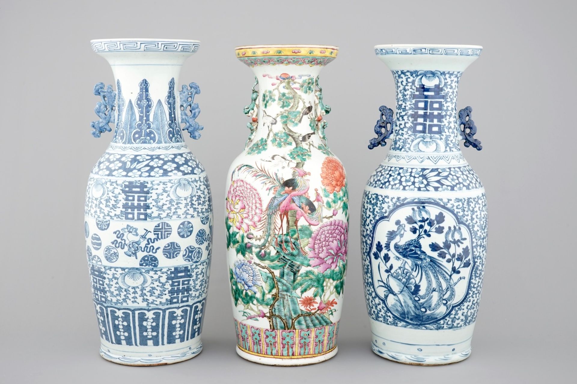 3 tall Chinese famille rose and blue & white vases, 19th C. - H: 61,5 cm (the [...]