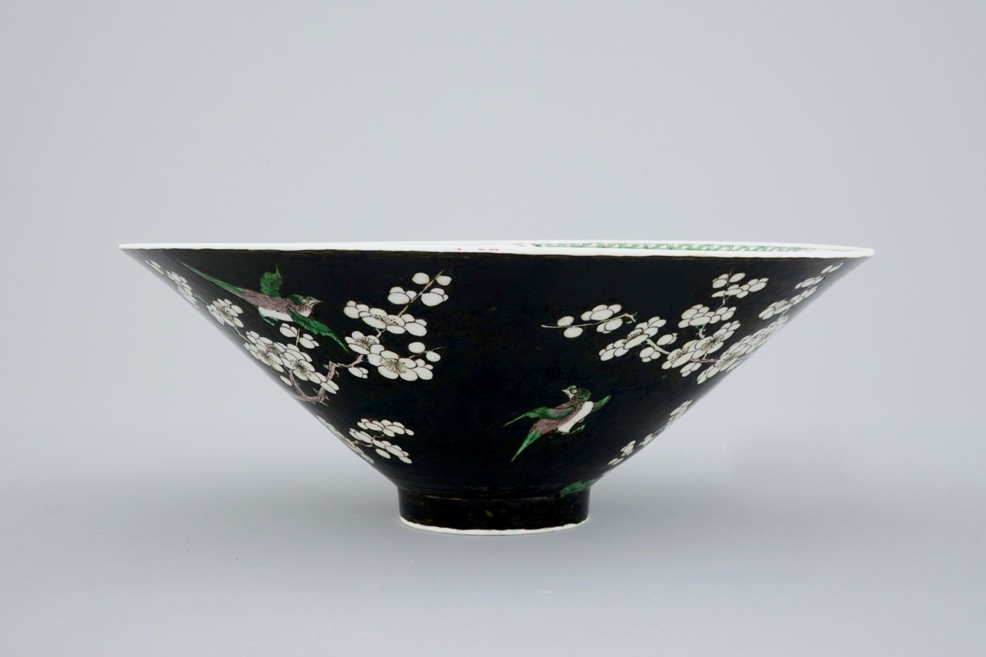 An unusual conical Chinese famille noire bowl, 19th C. - Dia.: 27 cm - H.: 10 cm - - Image 3 of 6