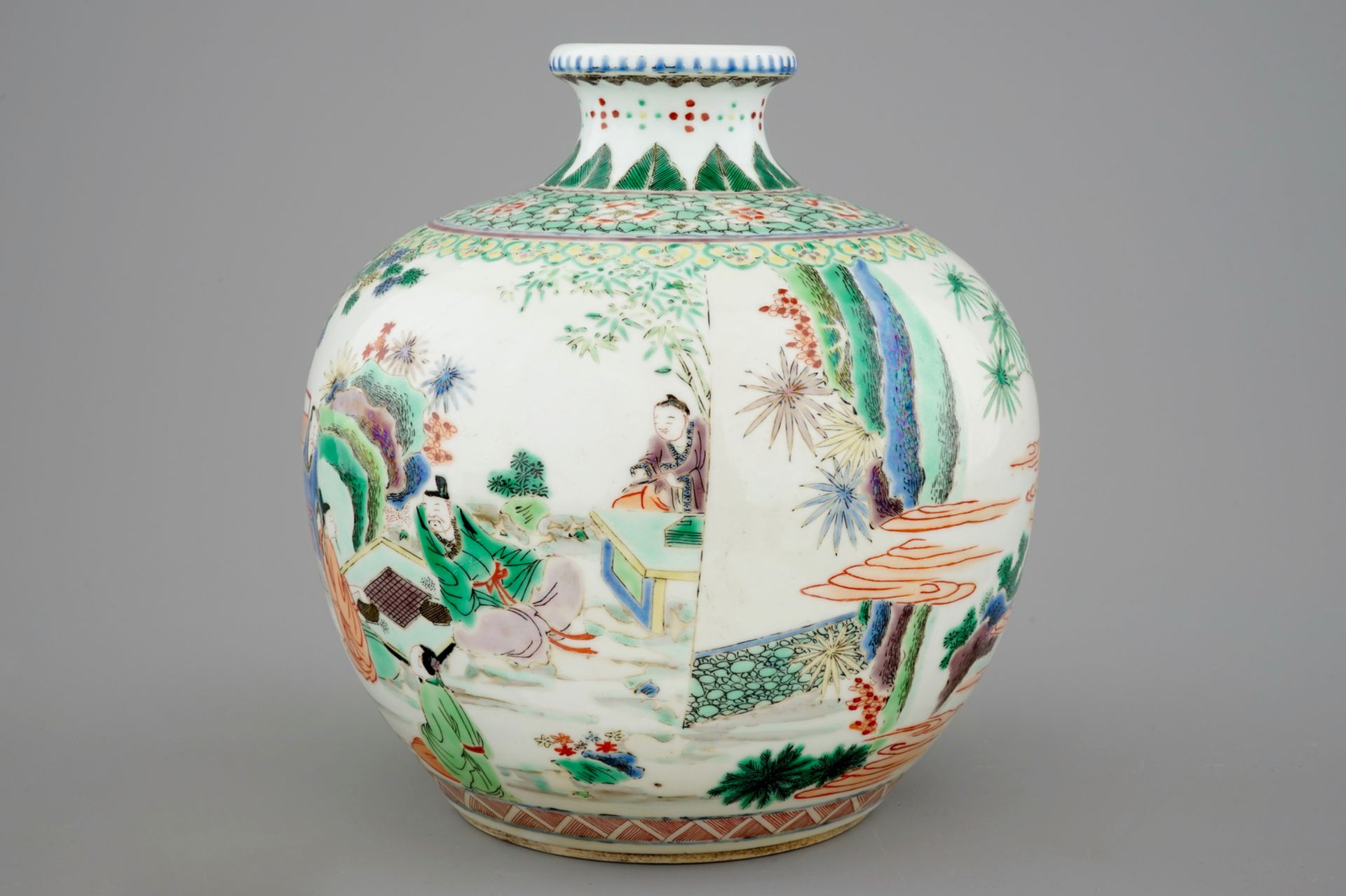 A fine Chinese famille verte vase with scholars in a garden, 19th C. - H.: 27,5 cm - [...] - Image 2 of 6