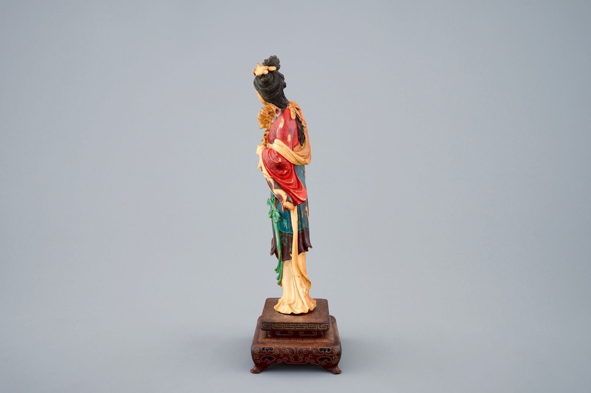 A polychrome Chinese carved ivory figure of Guanyin on wood base, 19th C. - H.: 27 cm - - Image 5 of 6