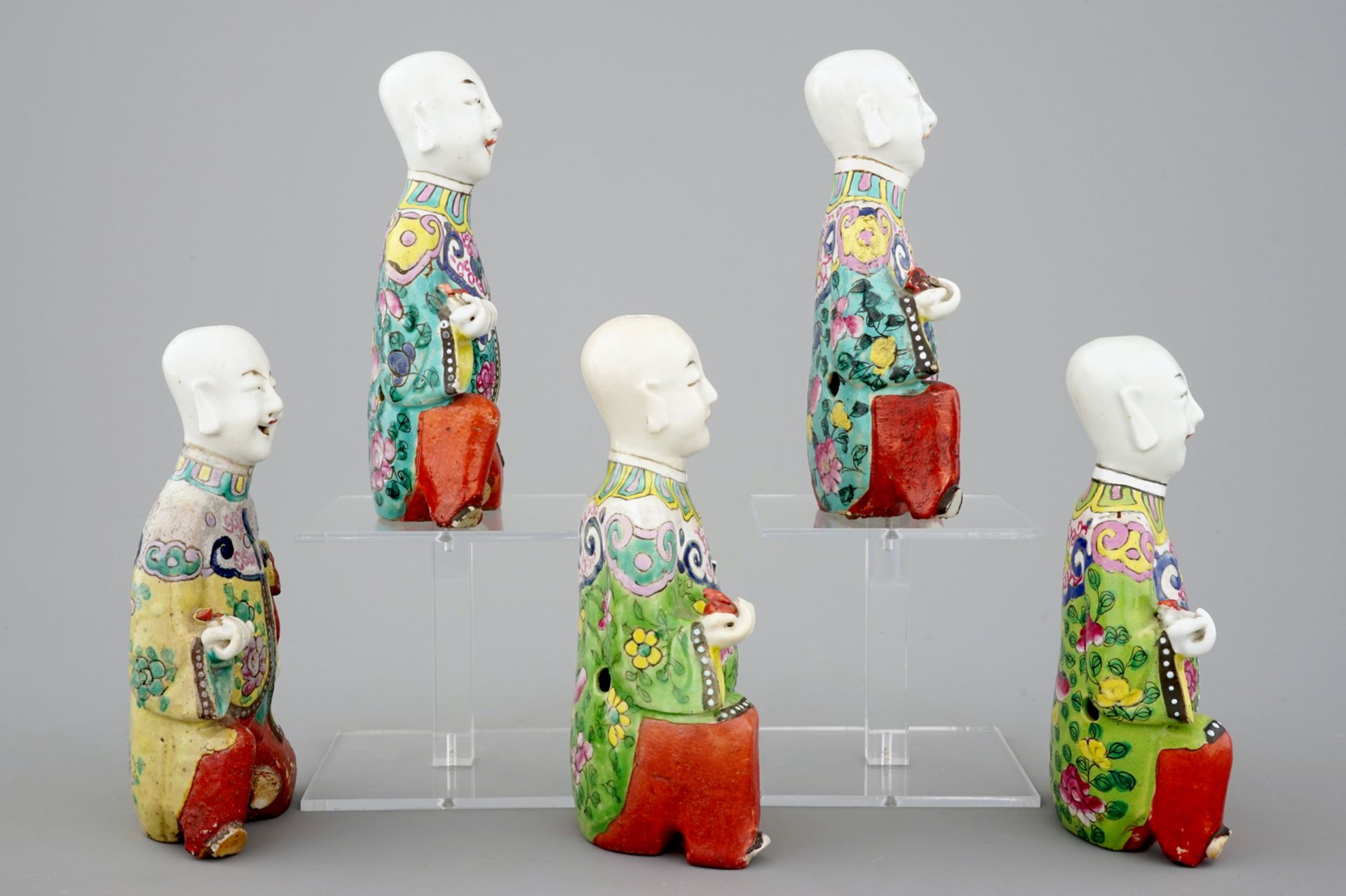 A set of 5 Chinese famille rose figures of laughing boys, 19th C. - H.: 17,5 cm - L.: [...] - Image 4 of 6