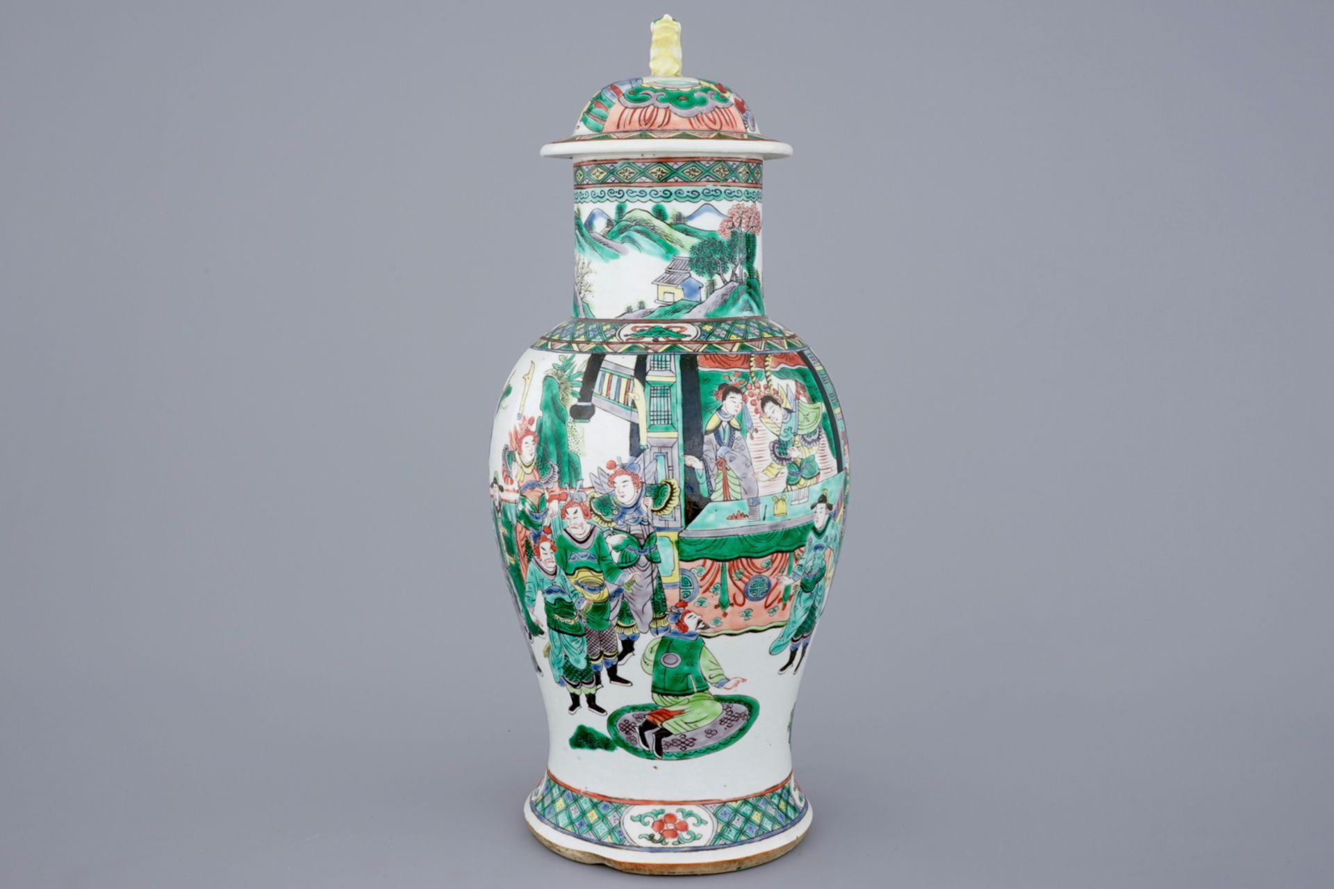 A Chinese famille verte vase and cover with a court scene, 19th C. - H.: 46,5 cm - [...]