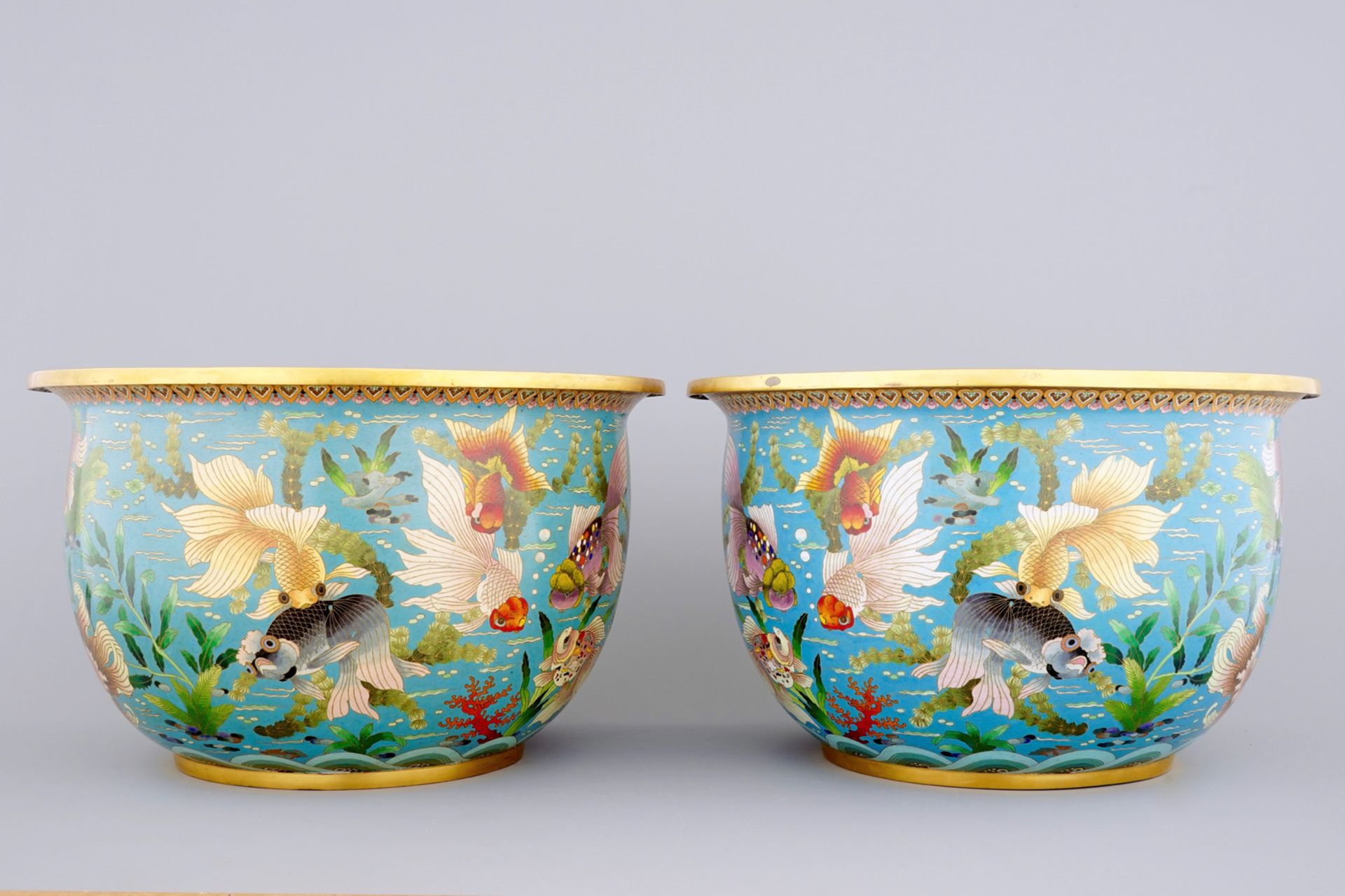 A pair of Chinese cloisonne fish bowls, 19/20th C. - H.: 31,5 cm - Dia.: 51,5 cm - - Image 3 of 6