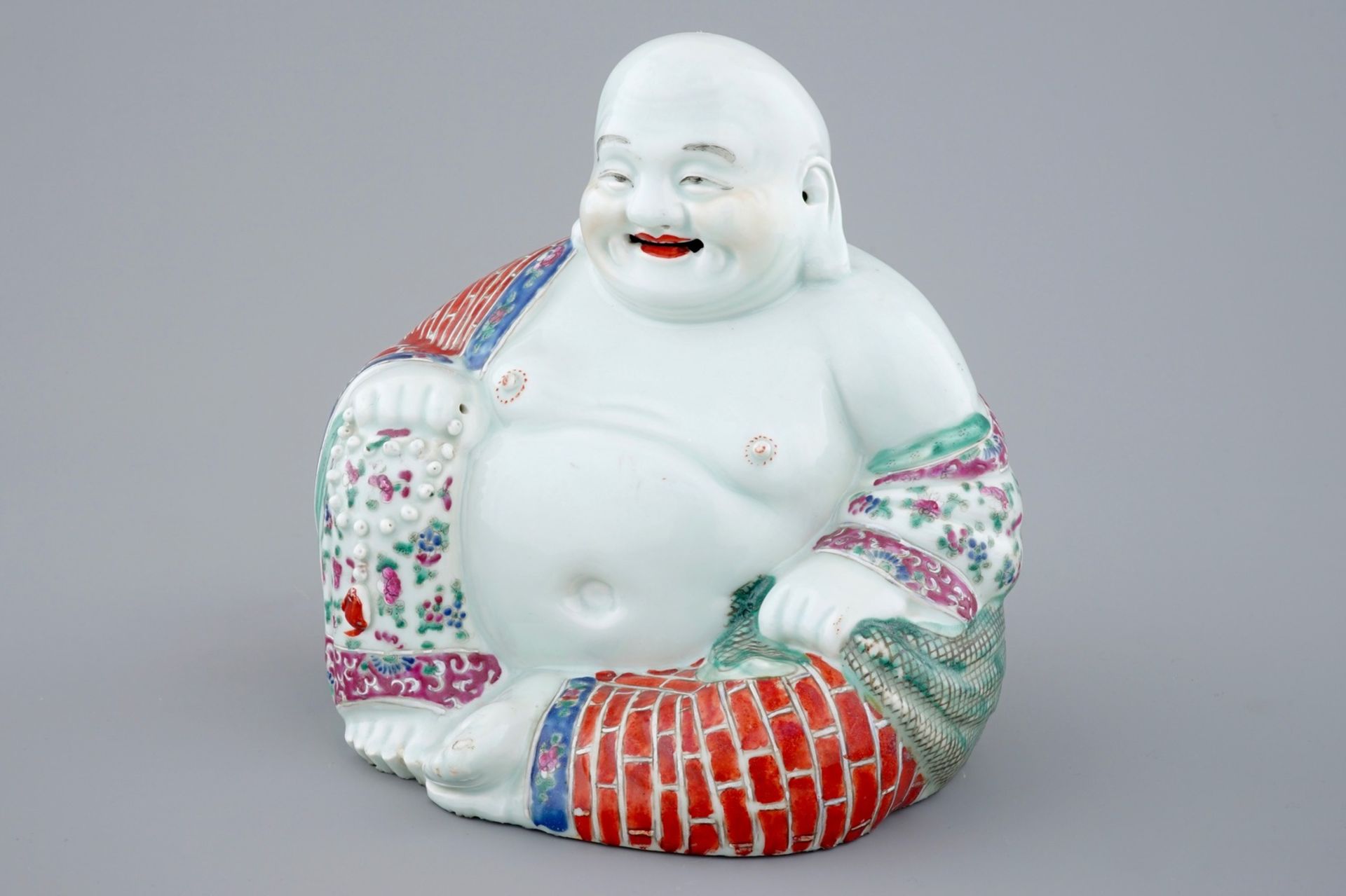 A large Chinese famille rose porcelain Buddha, 19/20th C. - H.: 26 cm -