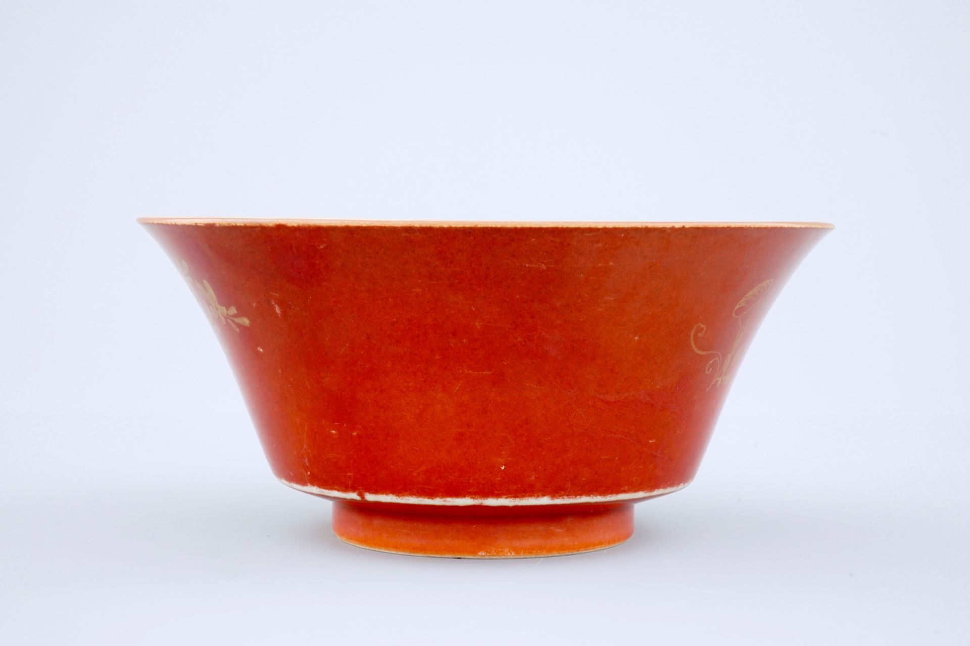 A Chinese coral red and gilt bowl, 18/19th C. - Dia.: 20 cm - H.: 9 CM - - Image 3 of 6