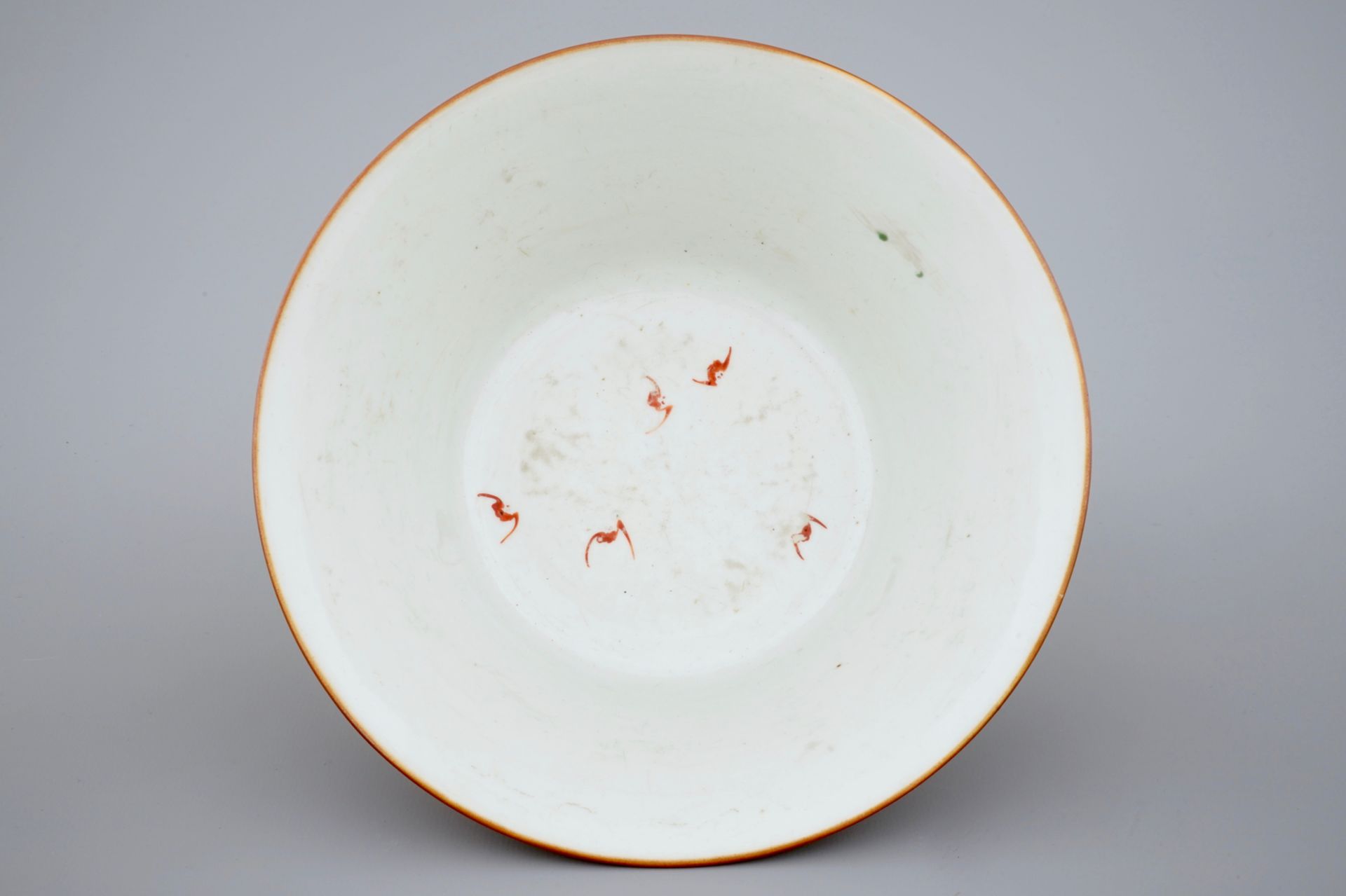 A Chinese coral red and gilt bowl, 18/19th C. - Dia.: 20 cm - H.: 9 CM - - Image 5 of 6