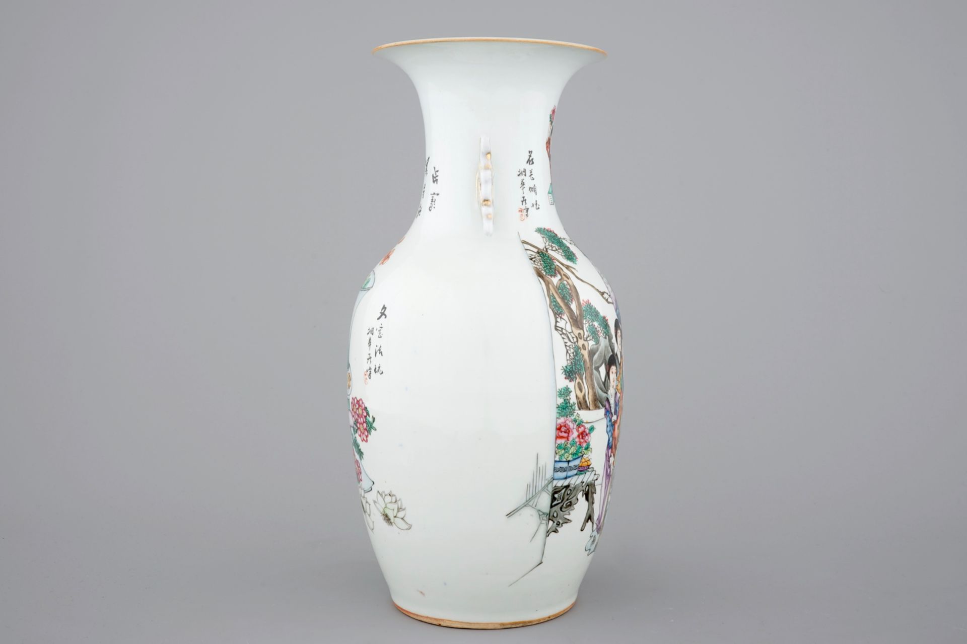A Chinese famille rose vase with beauties in a garden, 19/20th C. - H.: 42,5 cm [...] - Image 4 of 6
