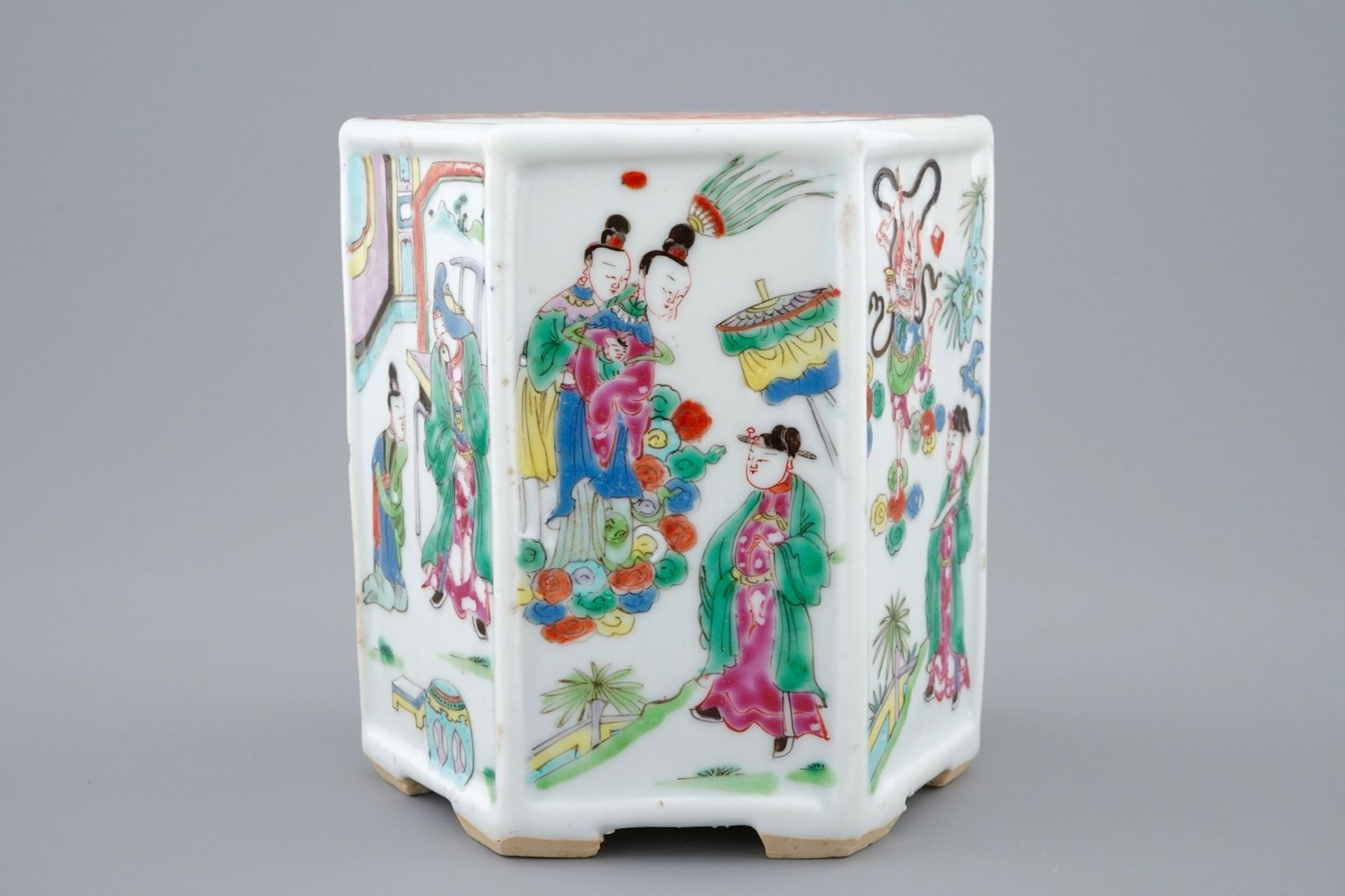 A Chinese hexagonal famille rose brush pot, Yongzheng, 1723-1735 - Dim.: 13,8 x 13,3 [...] - Image 2 of 9