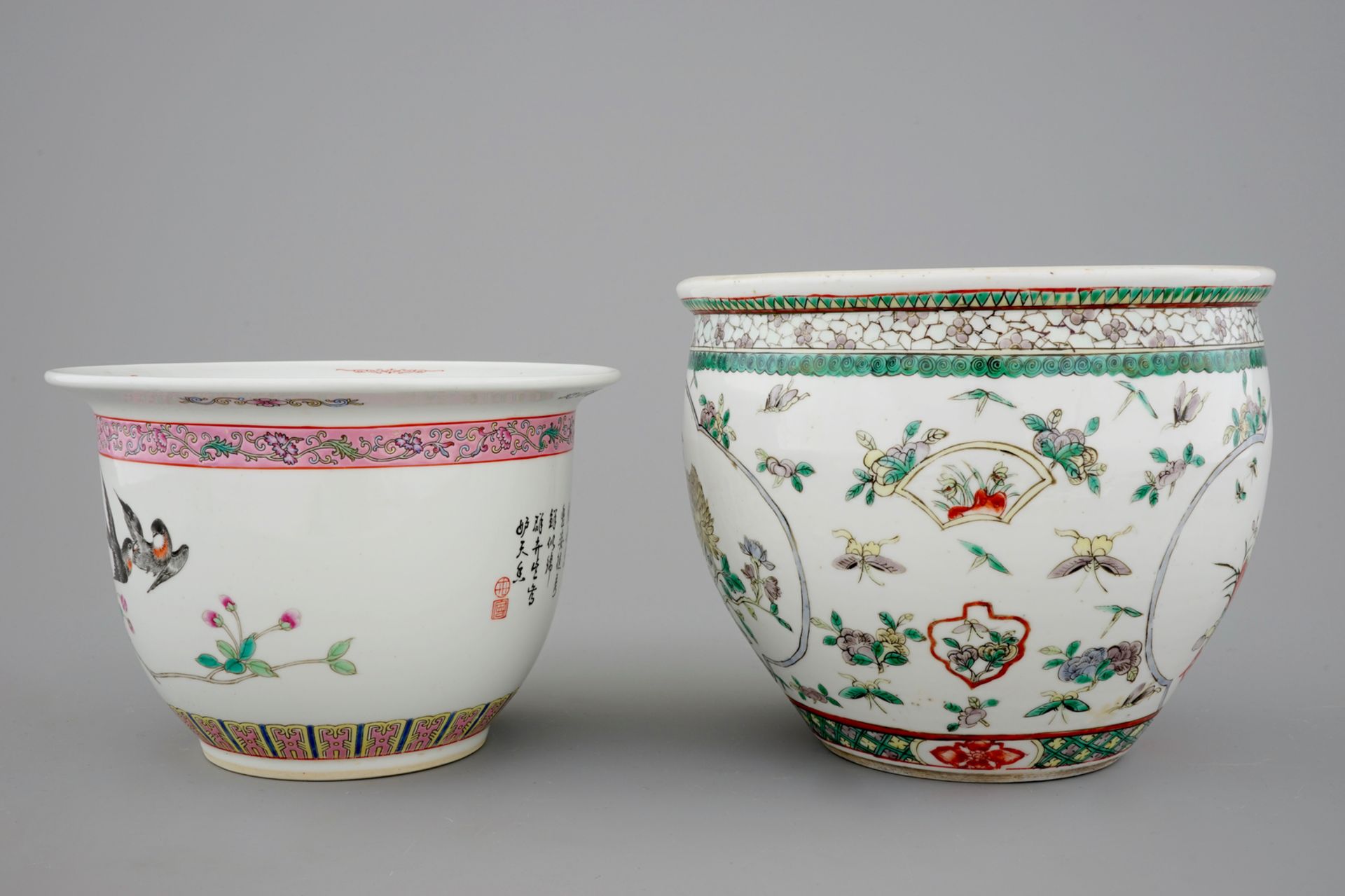 Two Chinese porcelain flower pots and a wucai bowl, 19/20th C. - Dia.: 25 cm - H.: [...] - Image 9 of 13