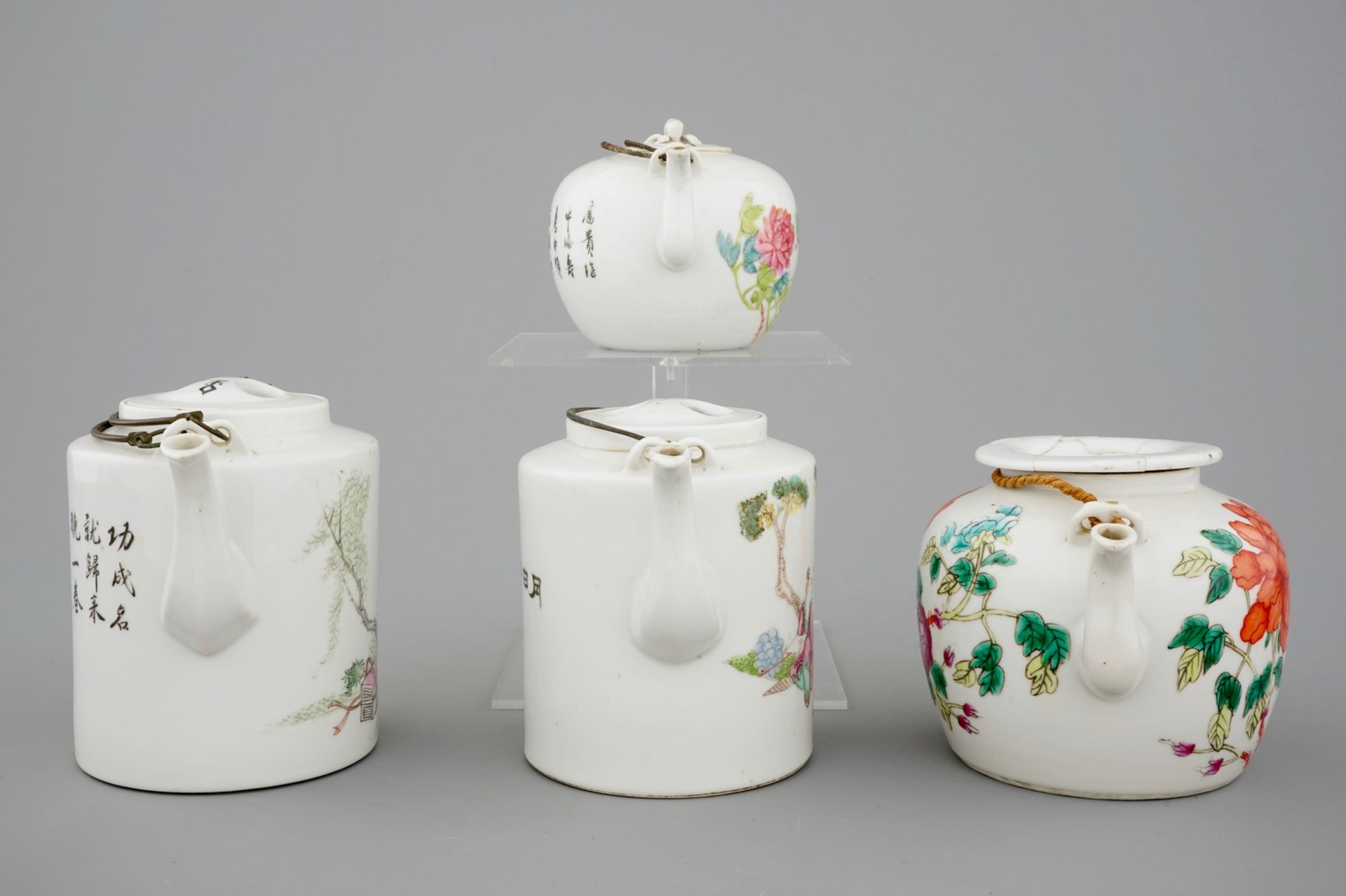 Four Chinese famille rose teapots, 19/20th C - L.: 16,5 cm - H.: 14,5 cm - W.: 11,5 [...] - Image 5 of 7