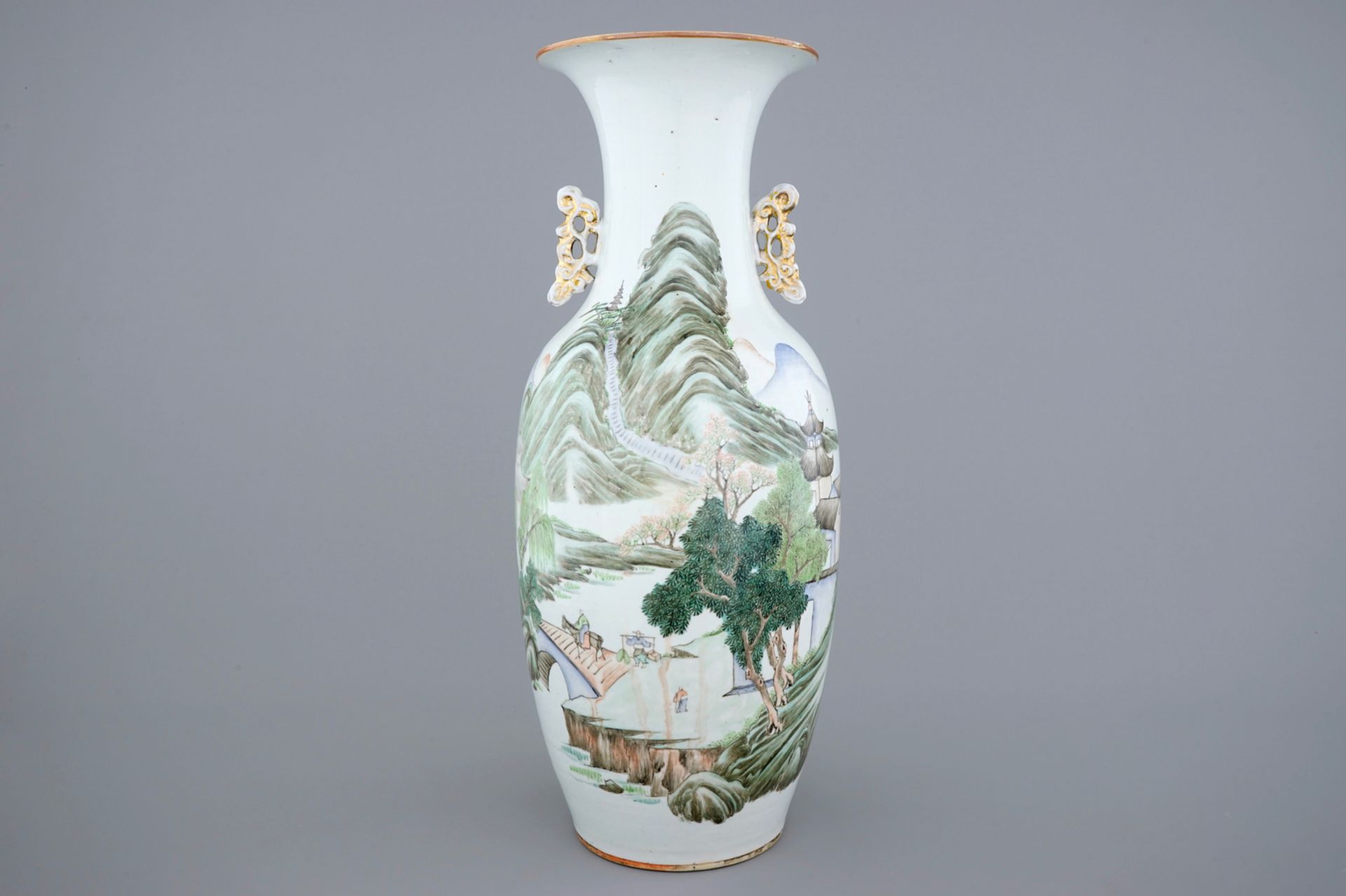 A Chinese famille rose landscape vase, 19/20th C. - H.: 58,5 cm - Dia.: 23,5 cm -