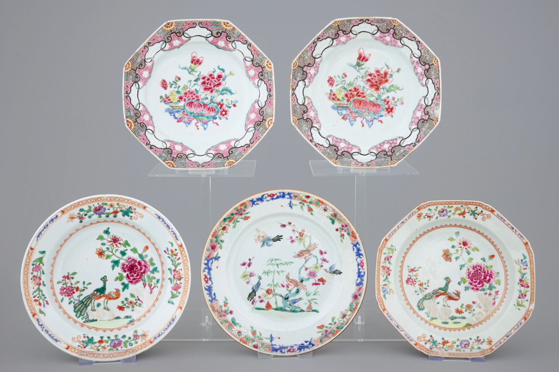 A collection of five Chinese famille rose plates, 18th C. - Dia.: 23,5 cm -