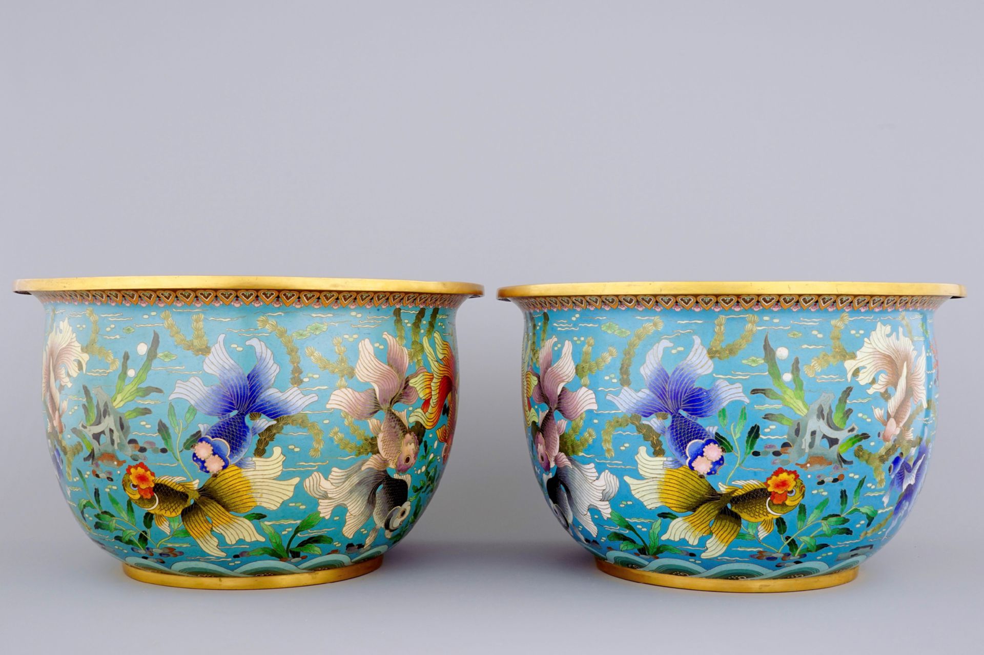 A pair of Chinese cloisonne fish bowls, 19/20th C. - H.: 31,5 cm - Dia.: 51,5 cm -