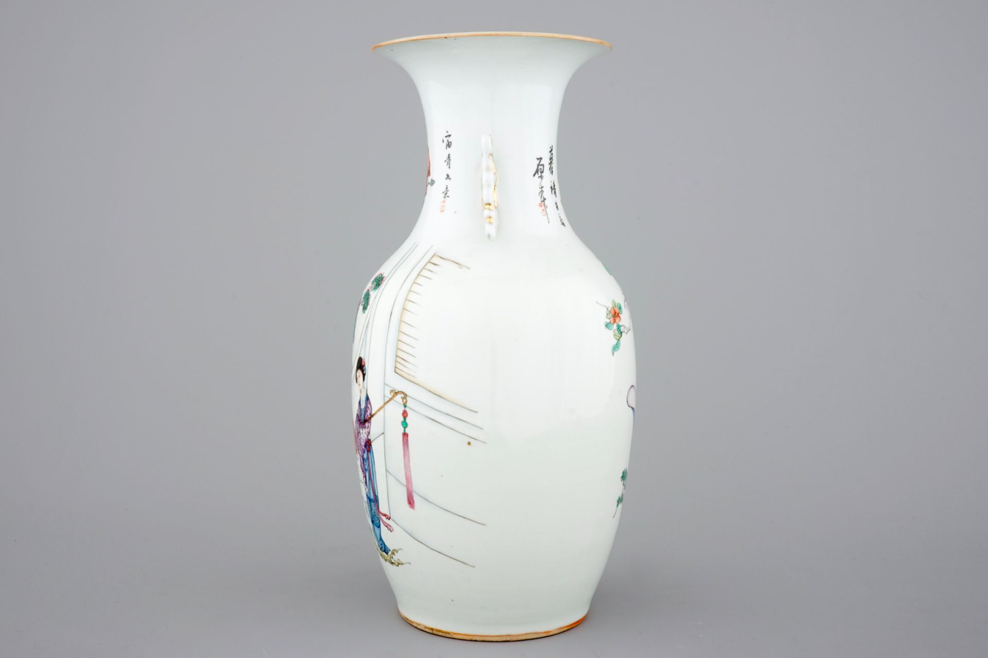 A Chinese famille rose vase with beauties in a garden, 19/20th C. - H.: 42,5 cm [...] - Image 2 of 6