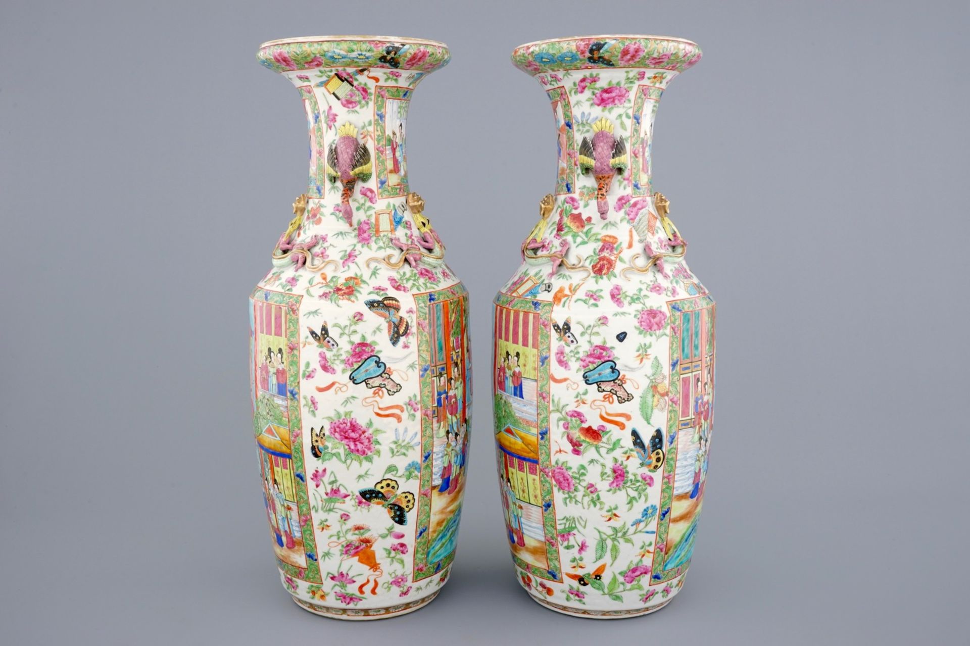 An excellent pair of Chinese Canton famille rose vases with duck handles, 19th C. - [...] - Image 4 of 6