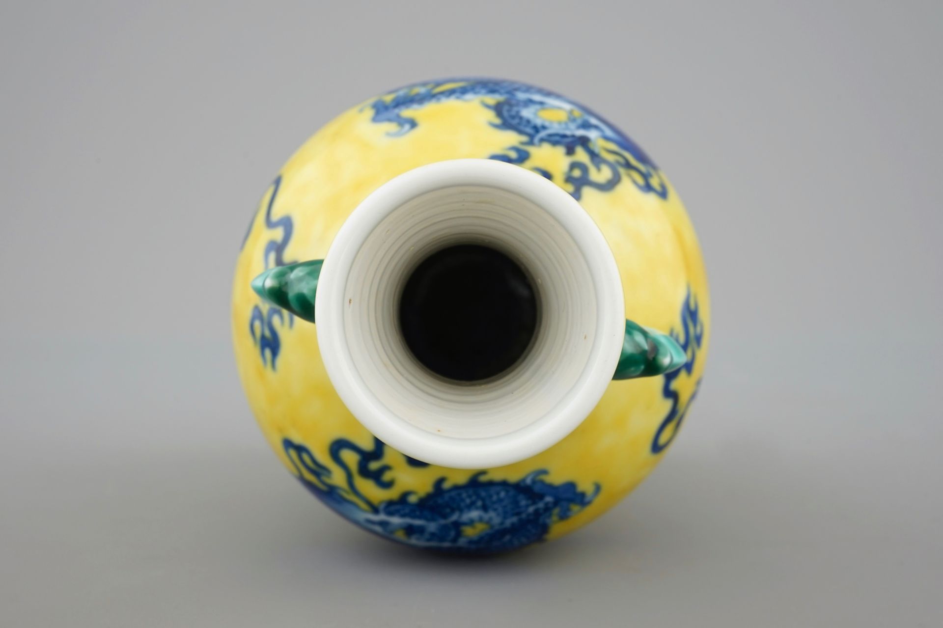 A Chinese porcelain vase with a blue dragon on a yellow ground, 19/20th C. - H.: 26 [...] - Image 5 of 6