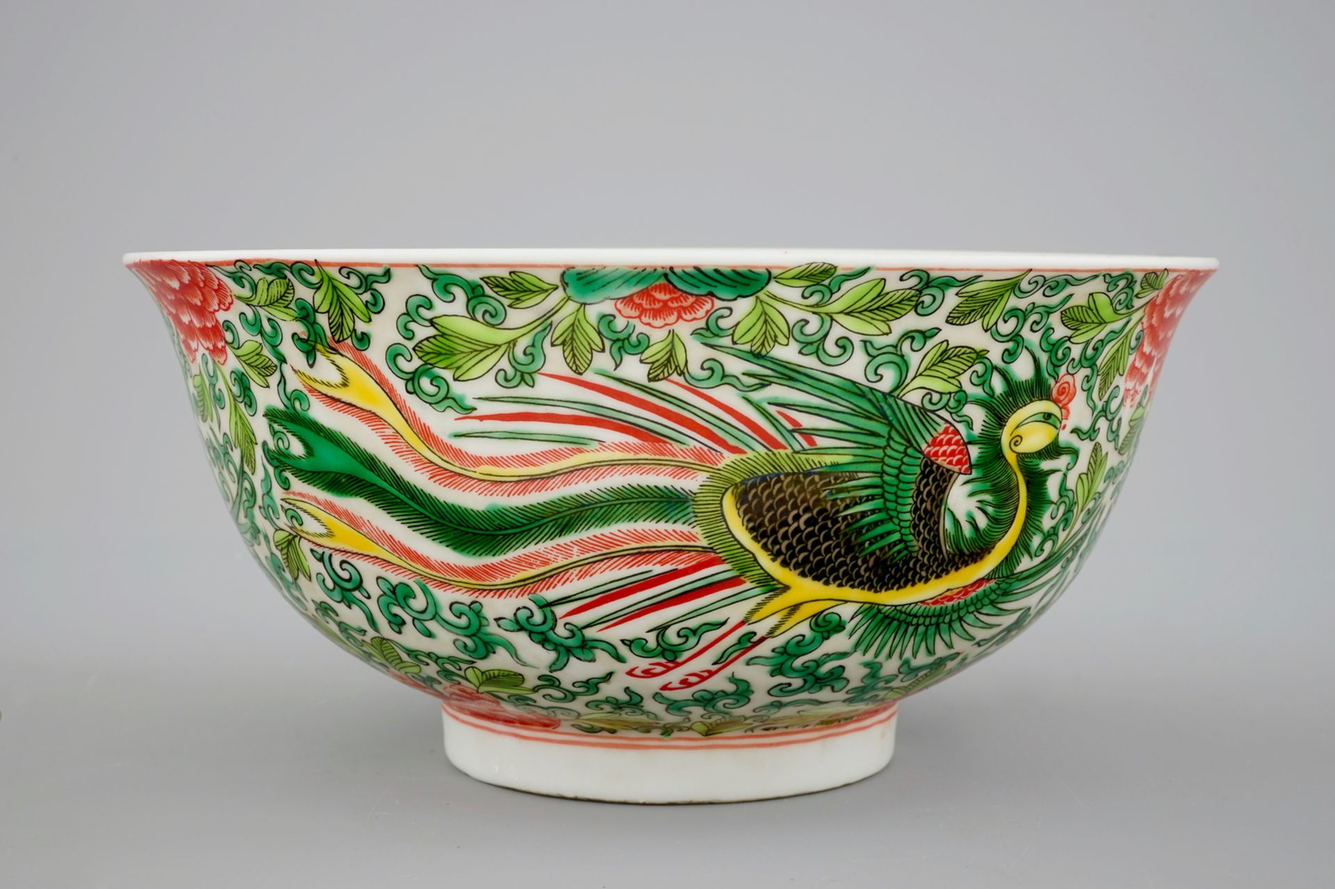 Two Chinese porcelain flower pots and a wucai bowl, 19/20th C. - Dia.: 25 cm - H.: [...] - Image 4 of 13