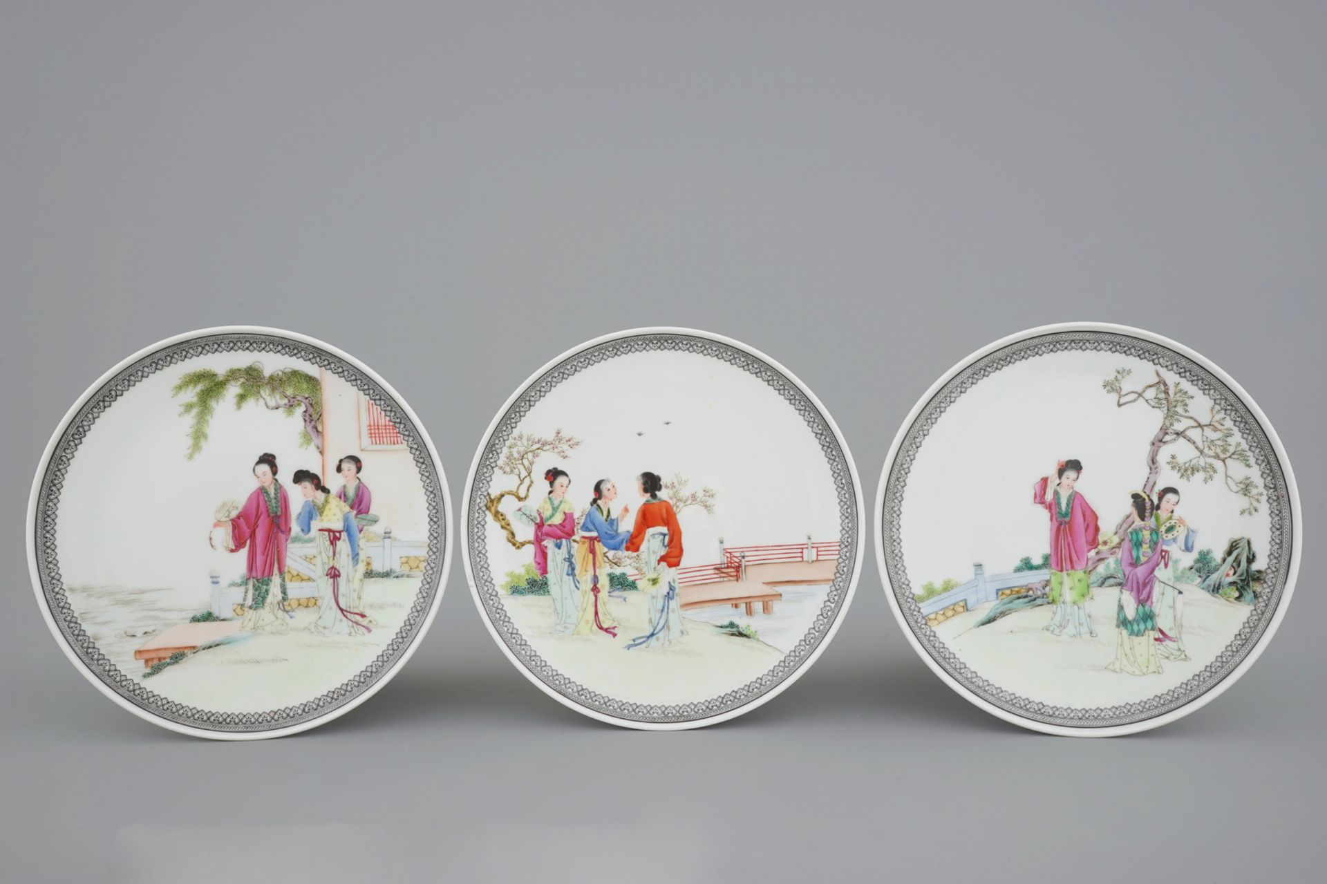 A set of three Chinese Republic famille rose plates, 20th C. - Dia.: 24,5 cm -