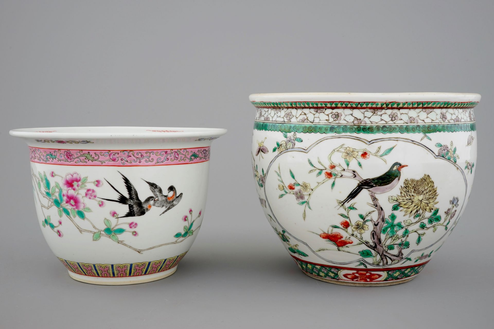 Two Chinese porcelain flower pots and a wucai bowl, 19/20th C. - Dia.: 25 cm - H.: [...] - Image 8 of 13
