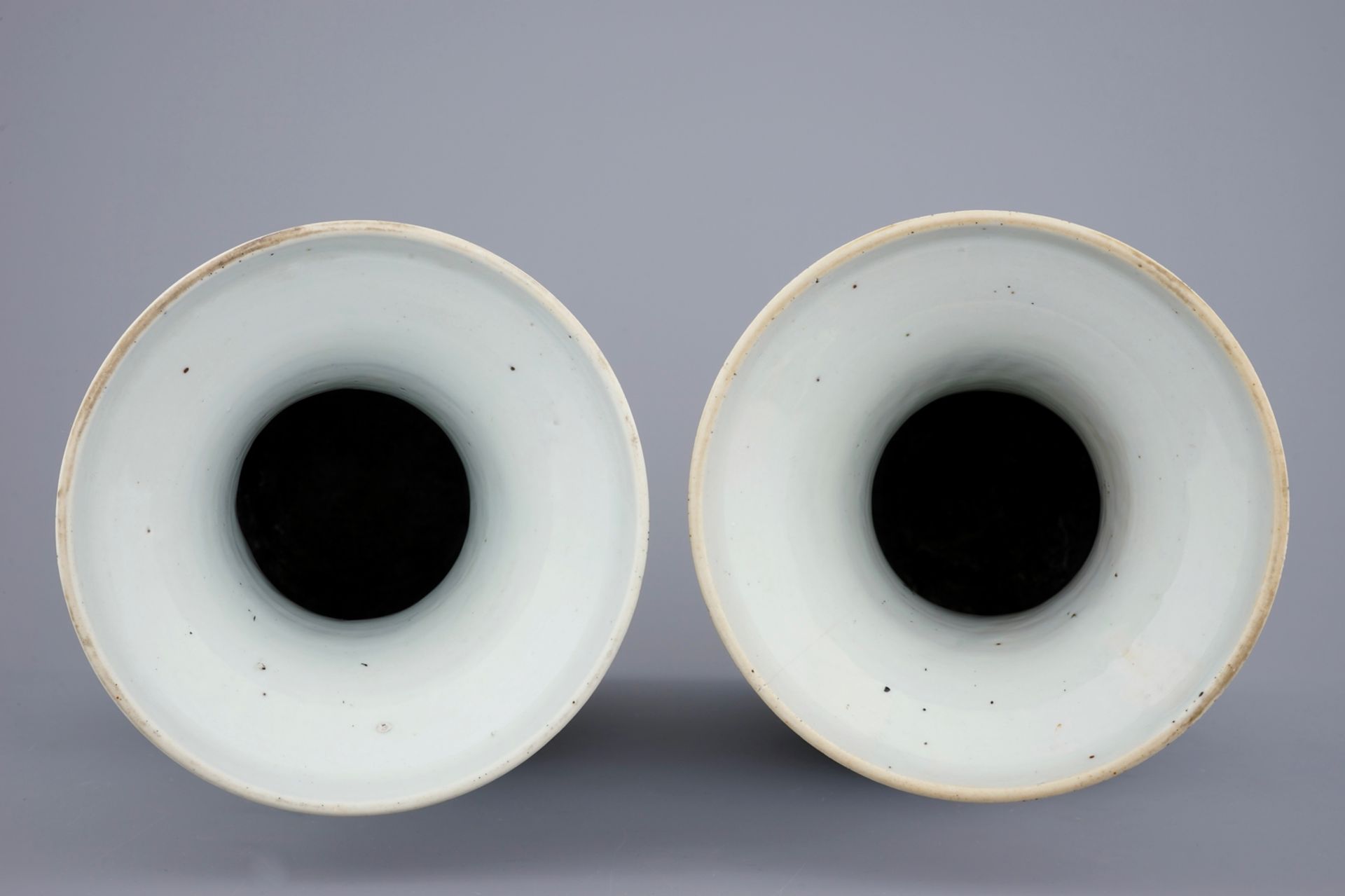 A pair of Chinese qianjiangcai vases signed Xiao Yun, 19/20th C. - H.: 61,5 cm - [...] - Image 5 of 7