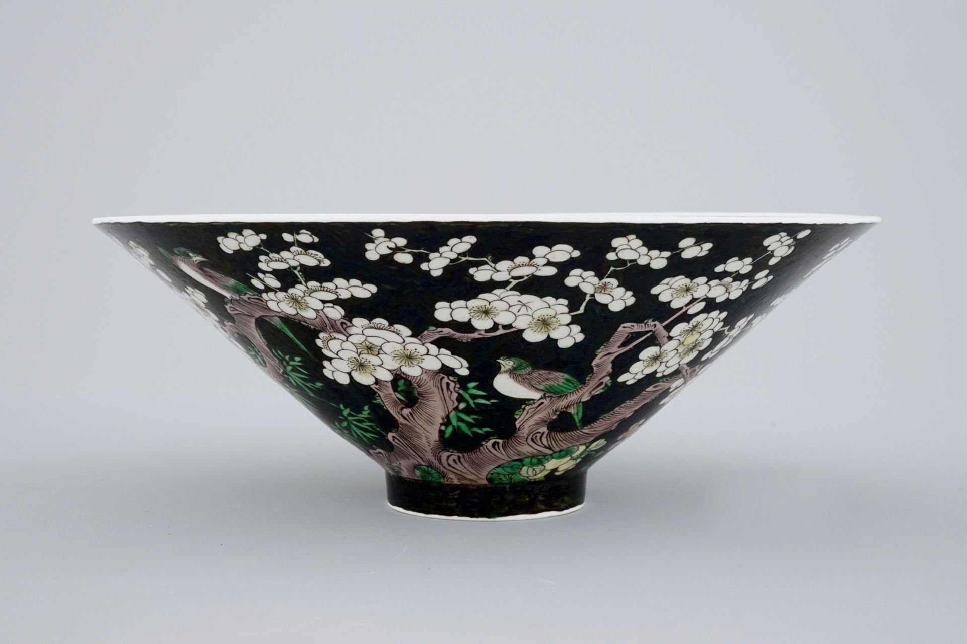 An unusual conical Chinese famille noire bowl, 19th C. - Dia.: 27 cm - H.: 10 cm -