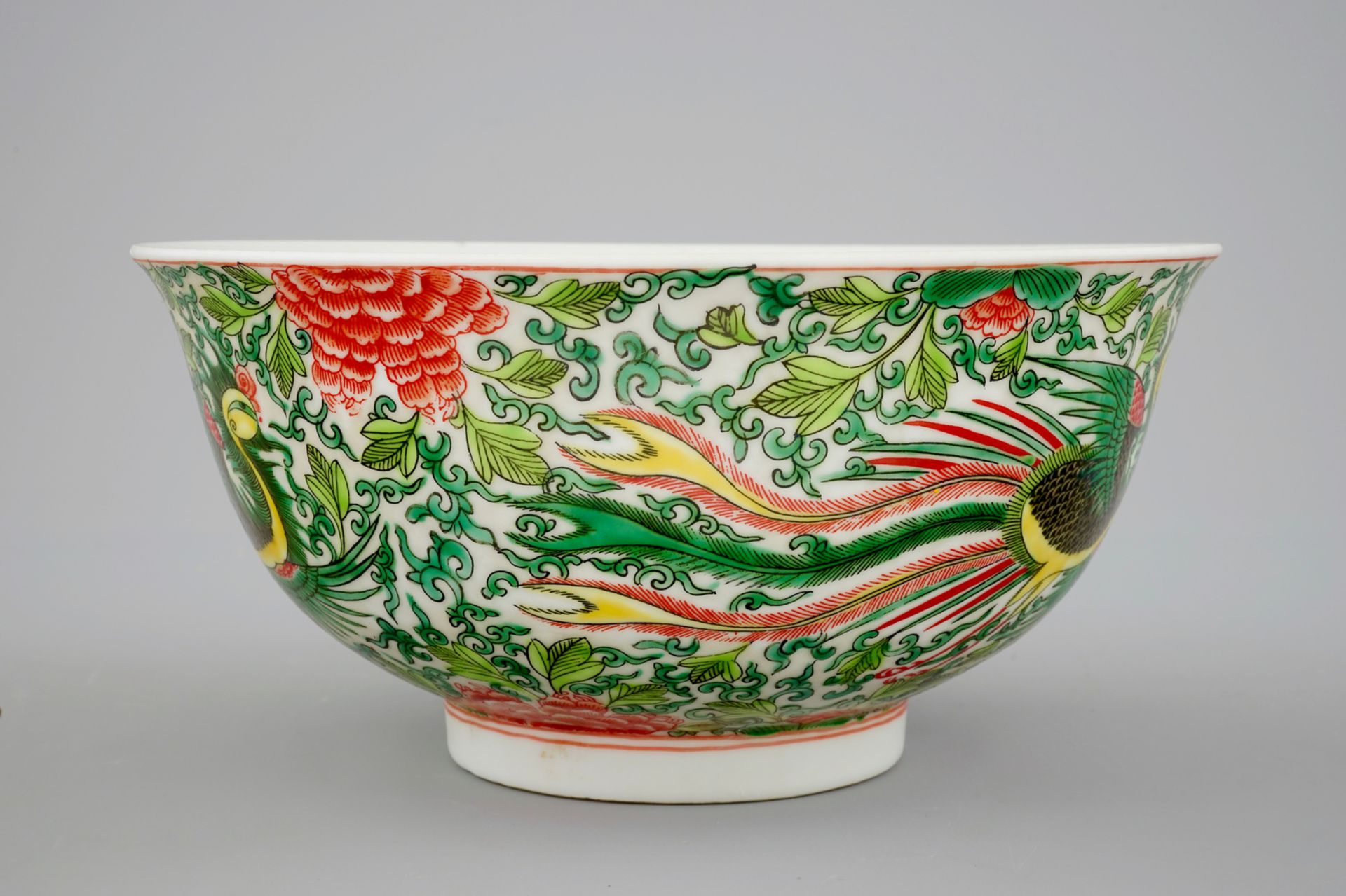 Two Chinese porcelain flower pots and a wucai bowl, 19/20th C. - Dia.: 25 cm - H.: [...] - Image 5 of 13