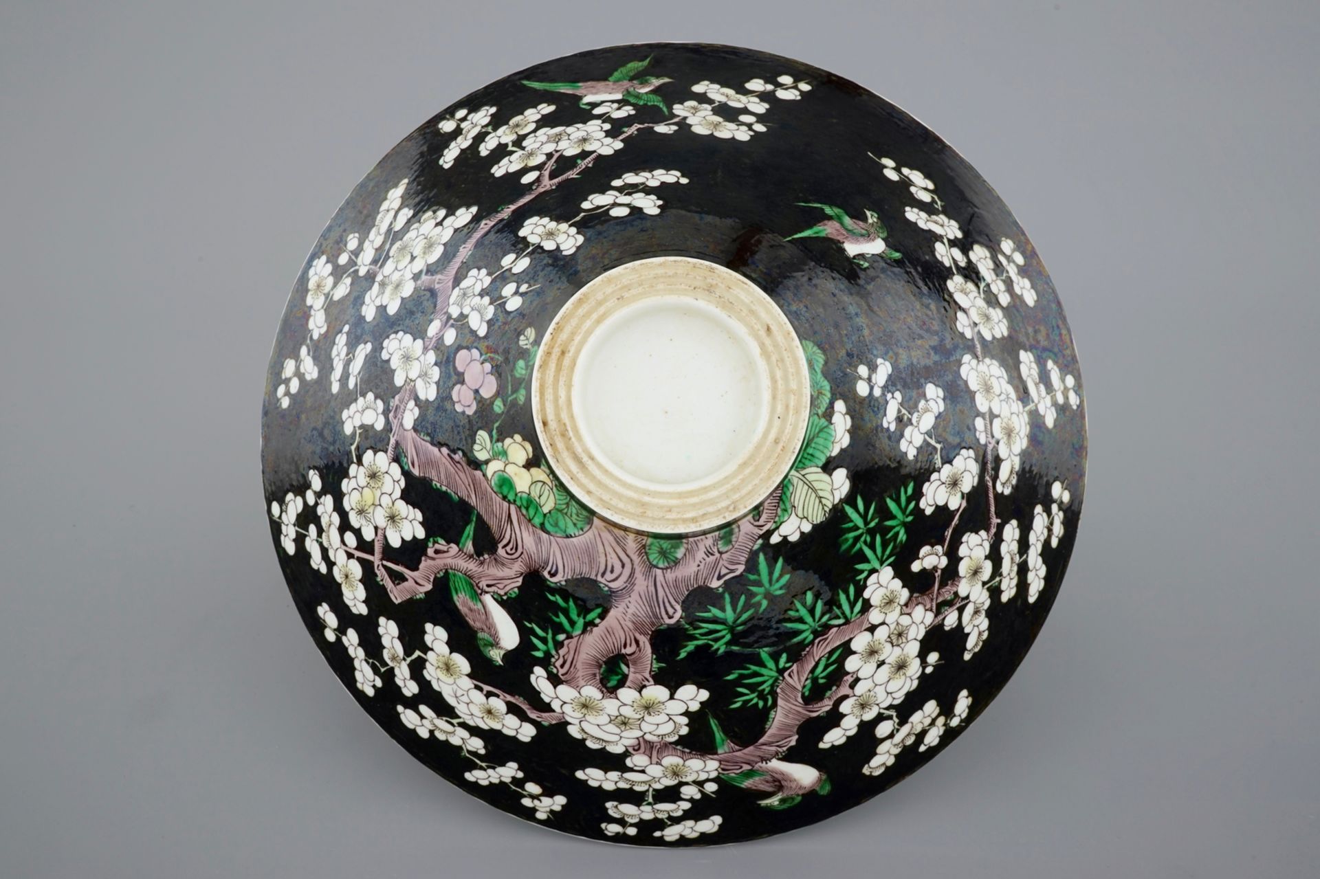 An unusual conical Chinese famille noire bowl, 19th C. - Dia.: 27 cm - H.: 10 cm - - Image 6 of 6