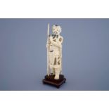 A Chinese carved ivory figure of a warrior on a wooden base, late 19th C. - Dim.: 40 [...]
