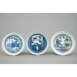 Three Japanese Arita blue and white plates, 17/18th C. - Dia.: 19 cm -