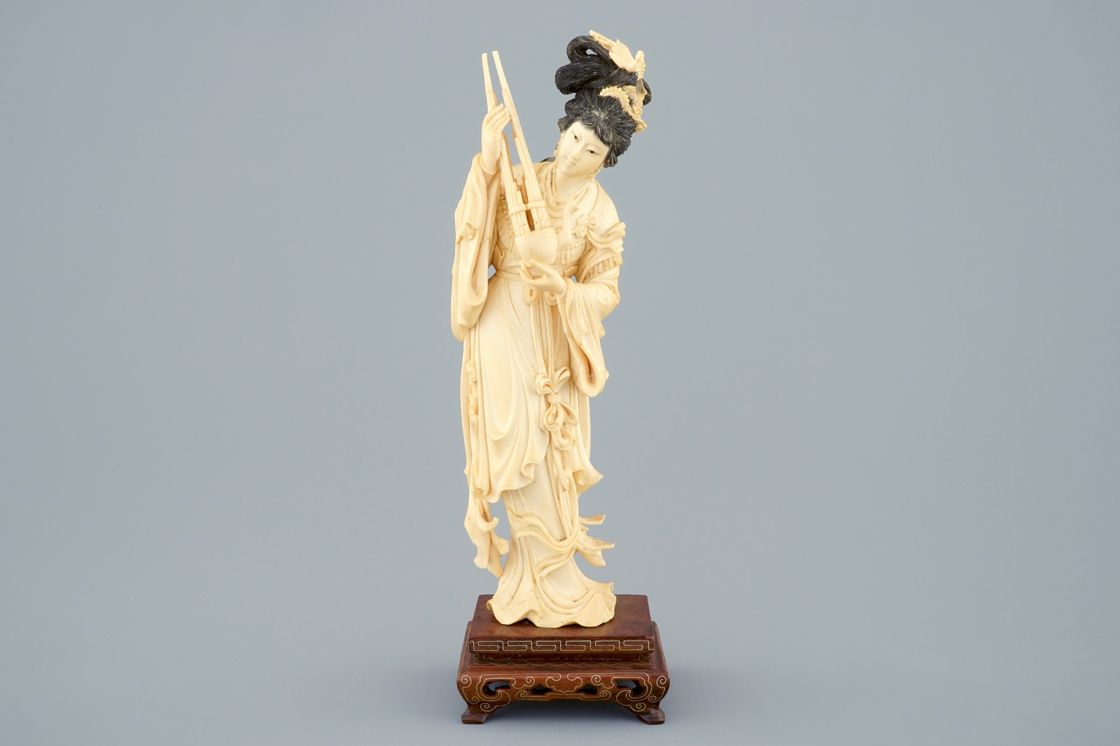A Chinese carved ivory figure of a lady on wooden base, ca. 1900 - H.: 29,5 cm - - Image 4 of 5