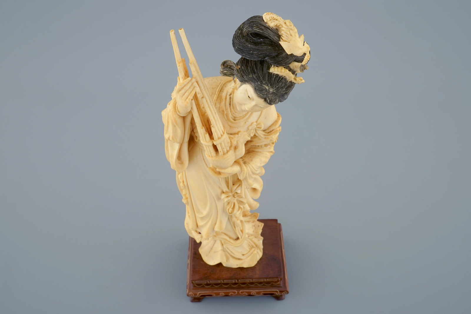 A Chinese carved ivory figure of a lady on wooden base, ca. 1900 - H.: 29,5 cm - - Image 3 of 5