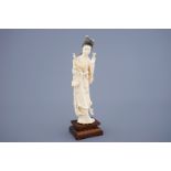 A large Chinese carved ivory figure of Guanyin on wooden base, early 20th C. - H.: [...]