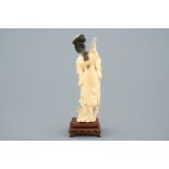 A Chinese carved ivory figure of a lady on wooden base, ca. 1900 - H.: 29,5 cm -