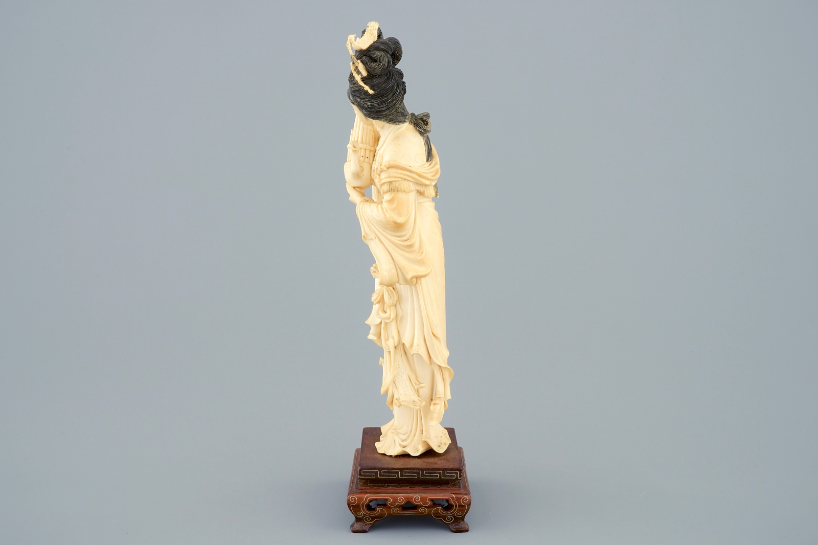 A Chinese carved ivory figure of a lady on wooden base, ca. 1900 - H.: 29,5 cm - - Image 2 of 5