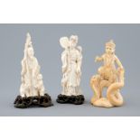 A set of 3 Chinese and Indian carved ivory figures, early 20th C. - H.: 13,5 cm (the [...]