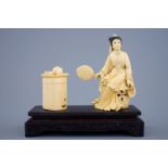 A Chinese carved ivory group of a lady near a tea table on a wood base, 19th C. - [...]
