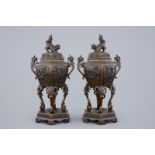 A pair of Japanese bronze incense burners on stand, 19th C. - H.: 46,5 cm -