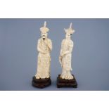 A tall pair of Chinese carved ivory emperor figures, ca. 1900 - Dim.: 48,5 x 15 x 13 cm -